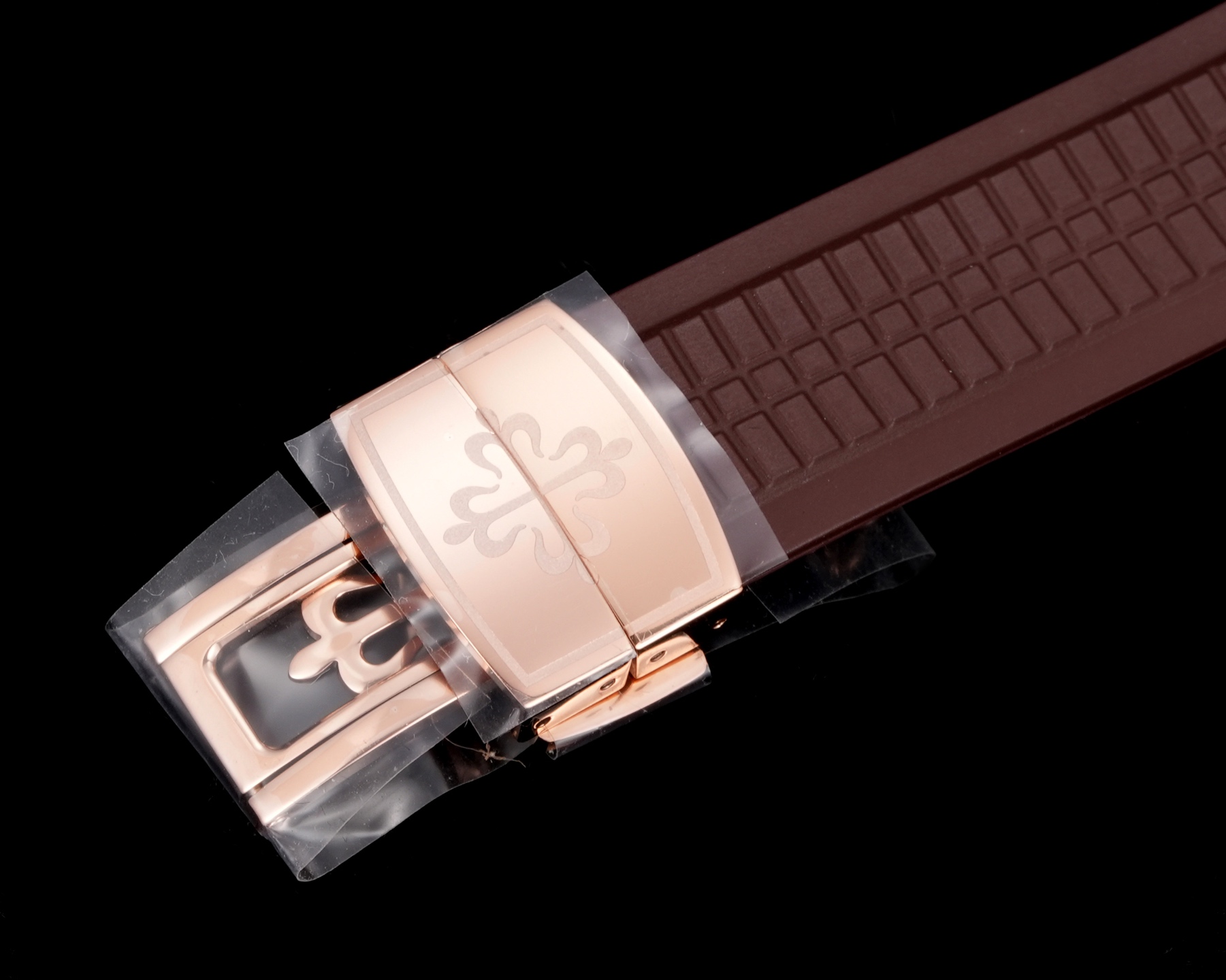 PP厂百达翡丽5164首家功能对版，一款集创新技术，实用功能独特设计于一身的运动顶级腕表。40.8的毫米直径，不锈钢材质，经过抛光和拉丝交替处理，层次感强。表带采用氟橡胶带材质，背面为舒适的技术材质，这种表带非常柔软，耐用且贴合手腕。这款手雷腕表的灵魂所在，并非他简单的GMT针，而是百达翡丽专利的两地时机制，操作极其优雅和便捷。表壳左侧有两个隐藏式按钮，分别都用于快调时针，双时区，实现功能对版。表盘左右各有一个小巧的视窗，分别显示 LOCAL 和HOME的昼夜状态  。搭载百达翡丽Caliber324S S FUS自动上链机芯，拥有Gyromax摆轮和Spromax游丝，确保每天走时的超高精准。PP厂用心良苦打造首家对版功能，欢迎各大表友品鉴