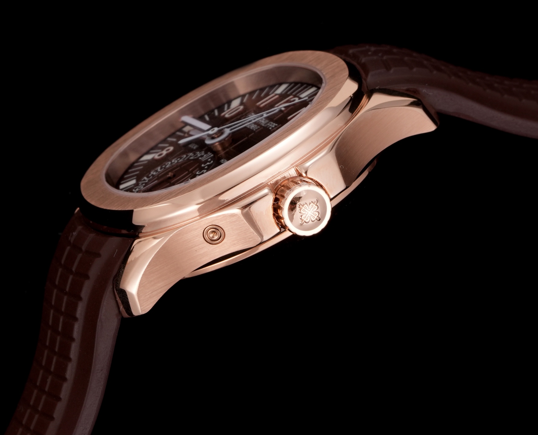 PP厂百达翡丽5164首家功能对版，一款集创新技术，实用功能独特设计于一身的运动顶级腕表。40.8的毫米直径，不锈钢材质，经过抛光和拉丝交替处理，层次感强。表带采用氟橡胶带材质，背面为舒适的技术材质，这种表带非常柔软，耐用且贴合手腕。这款手雷腕表的灵魂所在，并非他简单的GMT针，而是百达翡丽专利的两地时机制，操作极其优雅和便捷。表壳左侧有两个隐藏式按钮，分别都用于快调时针，双时区，实现功能对版。表盘左右各有一个小巧的视窗，分别显示 LOCAL 和HOME的昼夜状态  。搭载百达翡丽Caliber324S S FUS自动上链机芯，拥有Gyromax摆轮和Spromax游丝，确保每天走时的超高精准。PP厂用心良苦打造首家对版功能，欢迎各大表友品鉴