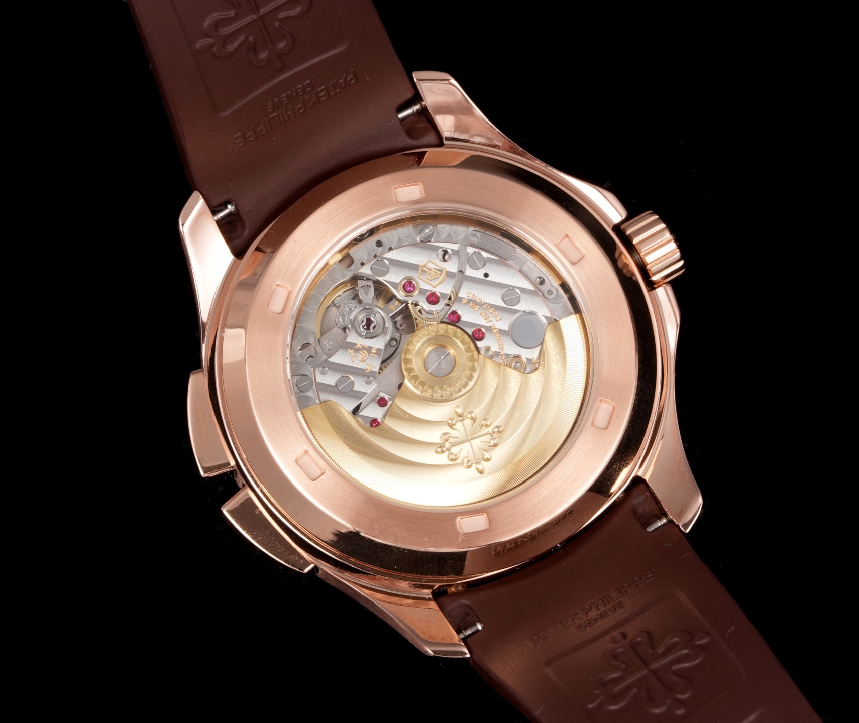 PP厂百达翡丽5164首家功能对版，一款集创新技术，实用功能独特设计于一身的运动顶级腕表。40.8的毫米直径，不锈钢材质，经过抛光和拉丝交替处理，层次感强。表带采用氟橡胶带材质，背面为舒适的技术材质，这种表带非常柔软，耐用且贴合手腕。这款手雷腕表的灵魂所在，并非他简单的GMT针，而是百达翡丽专利的两地时机制，操作极其优雅和便捷。表壳左侧有两个隐藏式按钮，分别都用于快调时针，双时区，实现功能对版。表盘左右各有一个小巧的视窗，分别显示 LOCAL 和HOME的昼夜状态  。搭载百达翡丽Caliber324S S FUS自动上链机芯，拥有Gyromax摆轮和Spromax游丝，确保每天走时的超高精准。PP厂用心良苦打造首家对版功能，欢迎各大表友品鉴