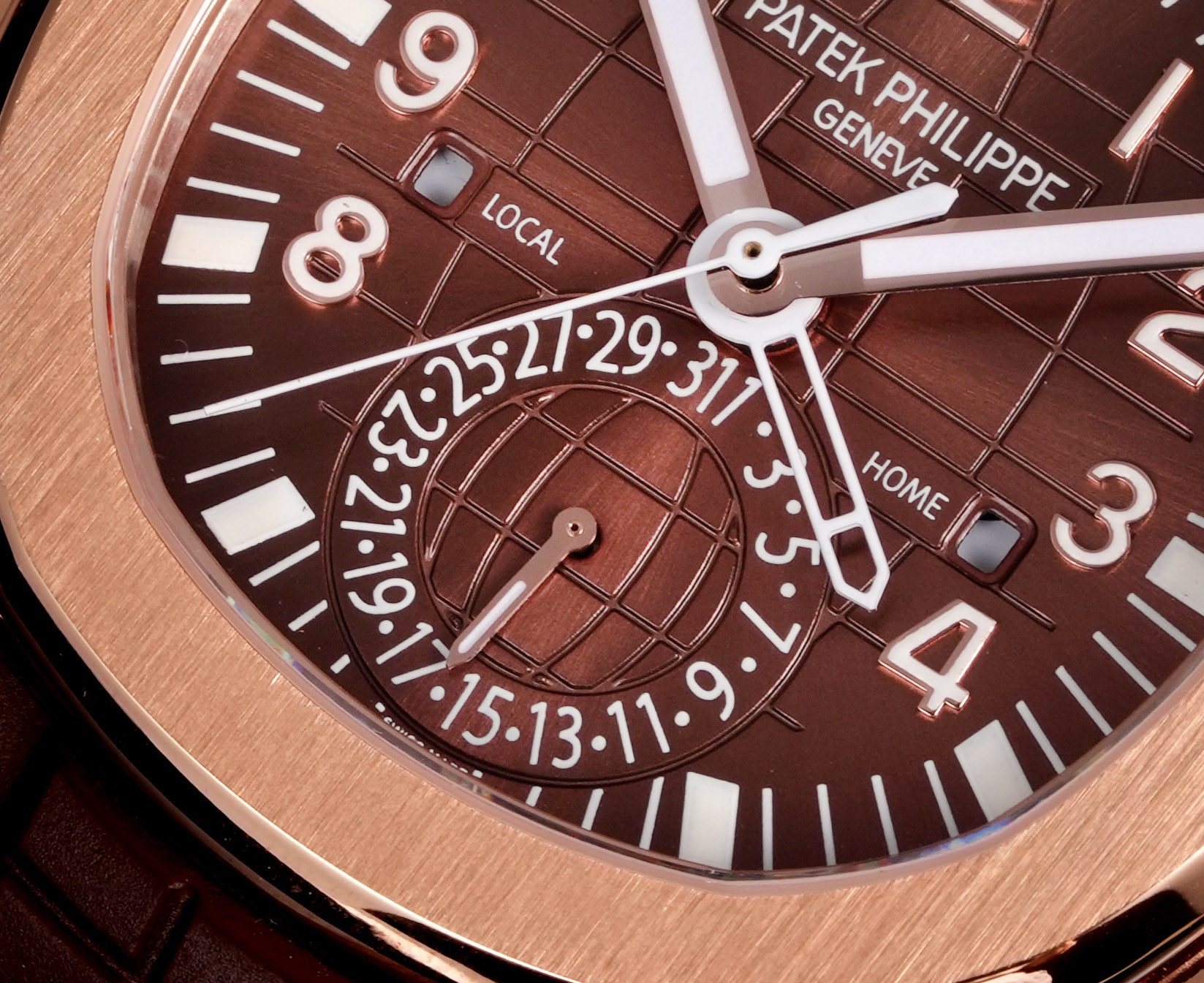 PP厂百达翡丽5164首家功能对版，一款集创新技术，实用功能独特设计于一身的运动顶级腕表。40.8的毫米直径，不锈钢材质，经过抛光和拉丝交替处理，层次感强。表带采用氟橡胶带材质，背面为舒适的技术材质，这种表带非常柔软，耐用且贴合手腕。这款手雷腕表的灵魂所在，并非他简单的GMT针，而是百达翡丽专利的两地时机制，操作极其优雅和便捷。表壳左侧有两个隐藏式按钮，分别都用于快调时针，双时区，实现功能对版。表盘左右各有一个小巧的视窗，分别显示 LOCAL 和HOME的昼夜状态  。搭载百达翡丽Caliber324S S FUS自动上链机芯，拥有Gyromax摆轮和Spromax游丝，确保每天走时的超高精准。PP厂用心良苦打造首家对版功能，欢迎各大表友品鉴