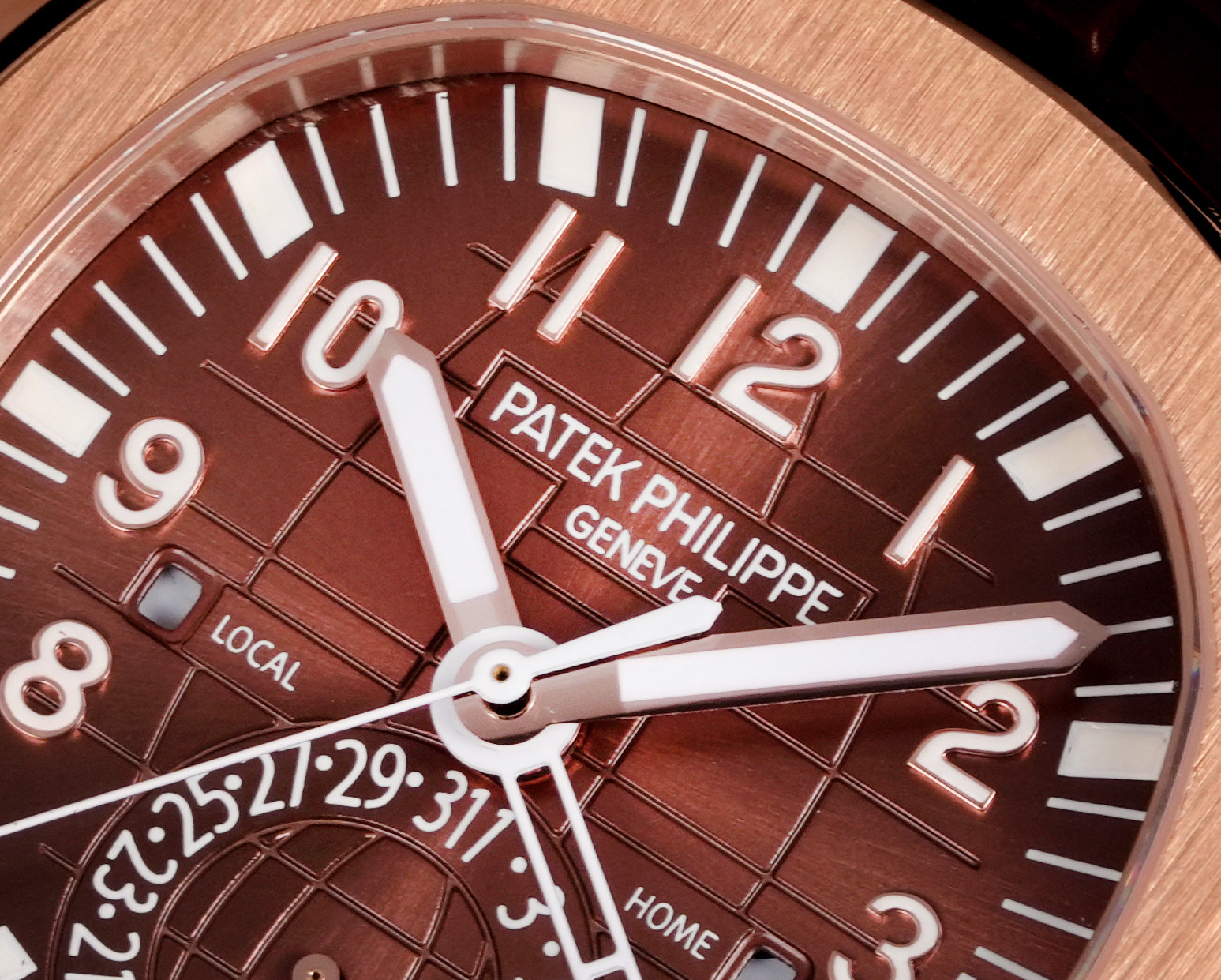 PP厂百达翡丽5164首家功能对版，一款集创新技术，实用功能独特设计于一身的运动顶级腕表。40.8的毫米直径，不锈钢材质，经过抛光和拉丝交替处理，层次感强。表带采用氟橡胶带材质，背面为舒适的技术材质，这种表带非常柔软，耐用且贴合手腕。这款手雷腕表的灵魂所在，并非他简单的GMT针，而是百达翡丽专利的两地时机制，操作极其优雅和便捷。表壳左侧有两个隐藏式按钮，分别都用于快调时针，双时区，实现功能对版。表盘左右各有一个小巧的视窗，分别显示 LOCAL 和HOME的昼夜状态  。搭载百达翡丽Caliber324S S FUS自动上链机芯，拥有Gyromax摆轮和Spromax游丝，确保每天走时的超高精准。PP厂用心良苦打造首家对版功能，欢迎各大表友品鉴