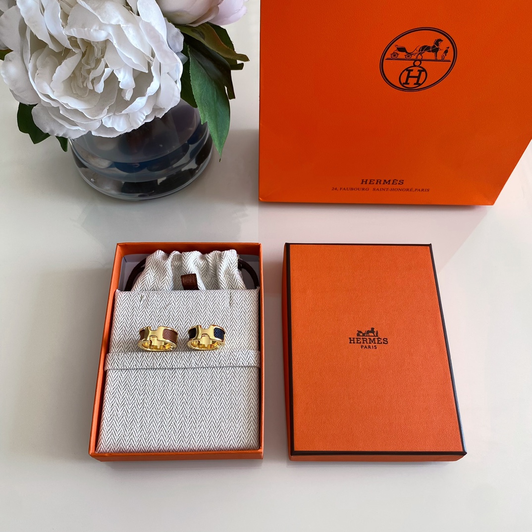 NO:634682,88180 [Best Couple Model] ZP, for large quantities, please contact customer service [H Leather Ring] comes in three sizes: SML!  O'Maillon series!  Minimalist logo paired with calfskin!  Full of high-end feel!  The classic gold and black color scheme and the golden brown color scheme of the autumn and winter Maillard color series!  The two colors match up with your eyes closed. ZP brass gold-plated material!  Fighter in H classic!  It looks great, is simple, clean and refined, and is incomparably versatile!  A must-have evergreen item for all seasons!  ,,cowhide,gold plating,Cardia high-end jewelry1986090988180【最佳情侣款】ZP ,量大咨询客Fu【H 皮戒】分SML三个尺寸！O'Maillon系列！极简logo搭配小牛皮！满满高级感！经典金黑配色和秋冬美拉德色系的金棕配色！两个颜色闭眼冲一致ZP黄铜镀金材质！H经典中的战斗机！颜值超高简单干净且精致,无敌百搭！必入四季常青款！,,cowhide,gold plating,卡迪亚高端饰品,Jewelry