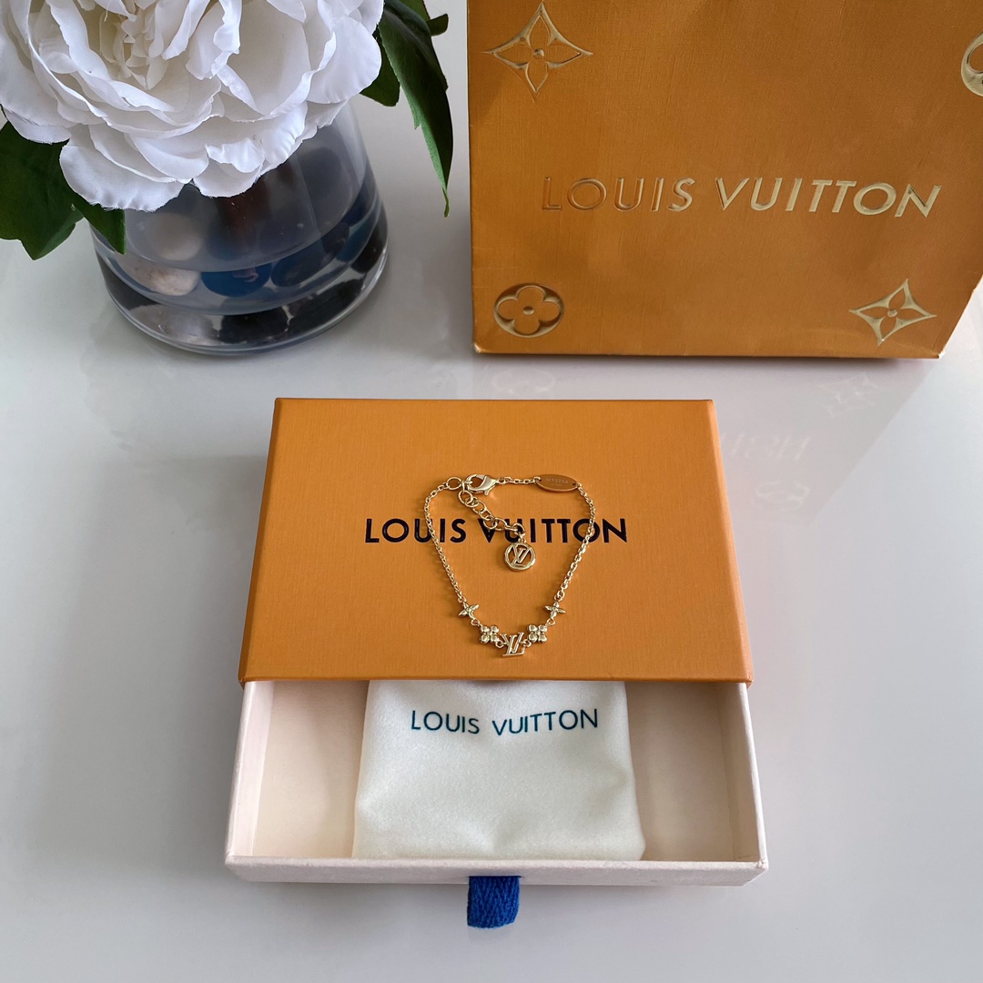 NO:816353,Bracelet 88180 [L Donkey Flower Logo Bracelet] The same necklace was developed simultaneously. It is highly recommended to buy a set!  A simple and classic logo shape!  A must-have item!  It is very exquisite to use, with the classic four-leaf clover flower + logo, and a high-end look with its own appearance!  Very versatile and durable, the more you look at it, the more you like it!  Low-key luxury, just like the Vintage style, it is still elegant, an eternal classic, never out of date, Louis Vuitton, necklace, bracelet, Cartier high-end jewelry19860909手链88180【L驴小花logo手链】同款项链同步开发强烈建议一套入！一款简单又经典的Logo造型！必入单品！上手非常精致,经典四叶草小花+logo,自带颜值的高级感！特百搭,特耐看,越看越喜欢的那种！低调奢华,就像Vintage款式一样,依旧是优雅的,是永恒的经典,永不过时,,louis vuitton,necklace,bracelet,卡迪亚高端饰品,Jewelry