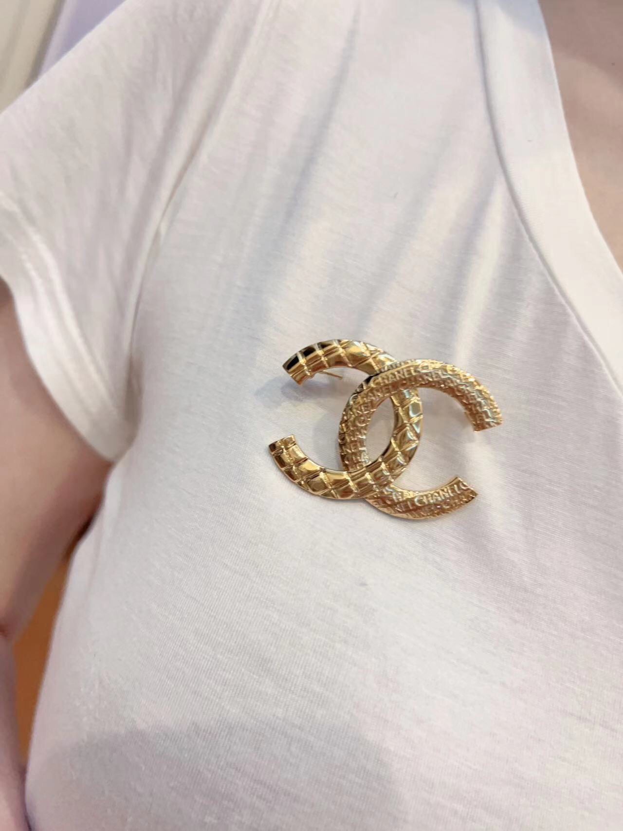 Chanel 高品质 细节如图 【香 字母双c胸针】24春夏最新款 绝美 双c系列 全网首发 老规矩先买先得 闭眼冲 太爱啦