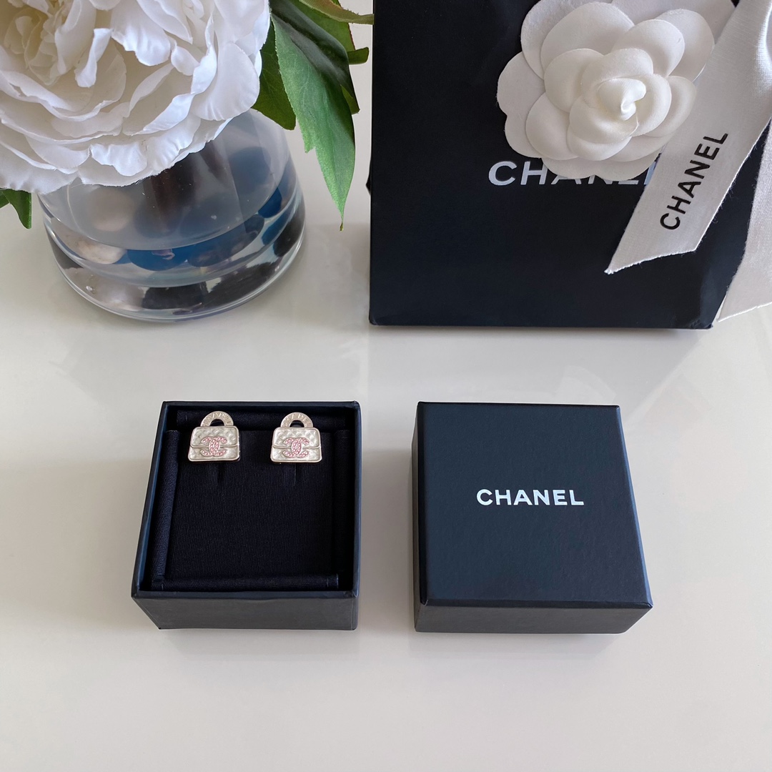 NO:101439,CH 24S White Enamel Bag Earrings The latest 24 spring and summer beautiful series!  , Chanel earrings19860909CH 24S 白色珐琅 包包 耳环 24春夏最新款绝美系列！,香奈儿耳钉,chanel,earrings,Jewelry