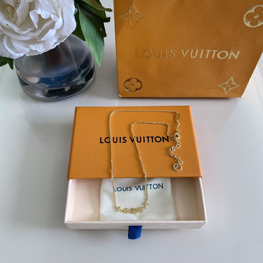 NO:816357,88200 [L donkey flower logo necklace] It is highly recommended to buy a set!  A simple and classic logo shape!  A must-have item!  The upper body is very delicate, with the classic four-leaf clover flower + logo, giving it a high-end look!  Very versatile and durable, the more you look at it, the more you like it!  Low-key luxury, just like the Vintage style, it is still elegant, an eternal classic, never out of date, louis vuitton, necklace, Cartier high-end jewelry1986090988200【L驴小花logo项链】强烈建议一套入！一款简单又经典的Logo造型！必入单品！上身非常精致,经典四叶草小花+logo,自带颜值的高级感！特百搭,特耐看,越看越喜欢的那种！低调奢华,就像Vintage款式一样,依旧是优雅的,是永恒的经典,永不过时,,louis vuitton,necklace,卡迪亚高端饰品,Jewelry