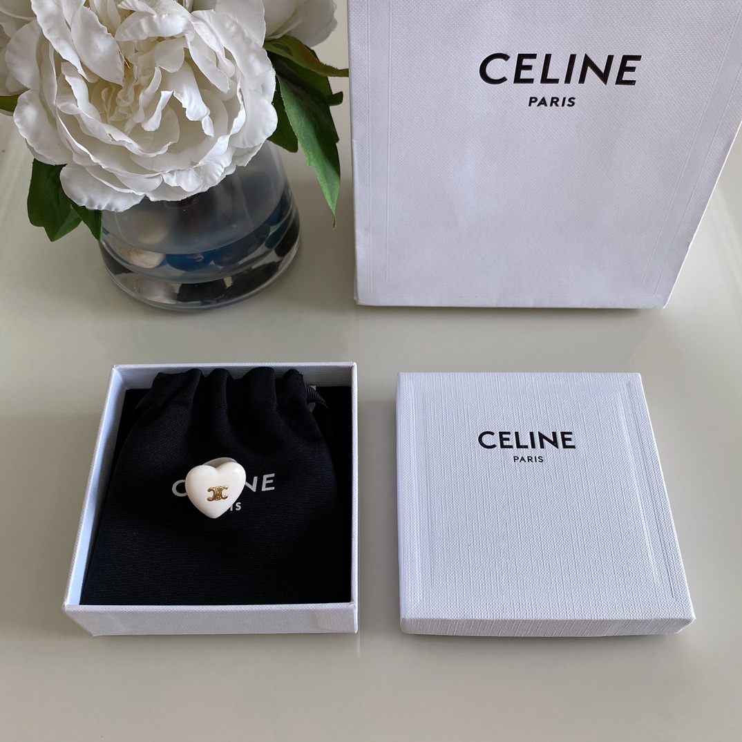 NO:942424,88200,ZP!  Large quantity of inquiries from customers Fu [cel!ne Acrylic Love Ring] is divided into 6/7/8, the three sizes are very special, cool and high-end, with a burst of fashion sense, a must-have for fashion trendsetters, simple and creative design, specially customized imported acrylic material, as long as acrylic is involved, it will be difficult!  Must!  Certainly!  system!  And every accessory position must be just right. The acrylic hardware accessories are full of details, have a really compelling temperament, and are very simple and elegant!  Full of texture, you are welcome to PK any version on the market to place an order [wit] look for our products and you will save money in minutes [satisfied], ring, Cartier high-end jewelry1986090988200,ZP ！量大咨询客Fu【cel!ne 亚克力爱心戒指】分6/7/8,三个码数很特别,清冷又高级,时尚感炸裂时尚弄潮儿必备简约又很有创意的设计,特别定制的进口亚克力材质,只要涉及到亚克力的,都不好搞必！须！定！制！且每一个配件位都要刚刚好,亚克力五金配件,细节感满满,气质实在逼人,非常简约大方！质感十足,欢迎PK市面任何版本再来下单[机智]认准我家出品分分钟让你省[得意],,ring,卡迪亚高端饰品,Jewelry