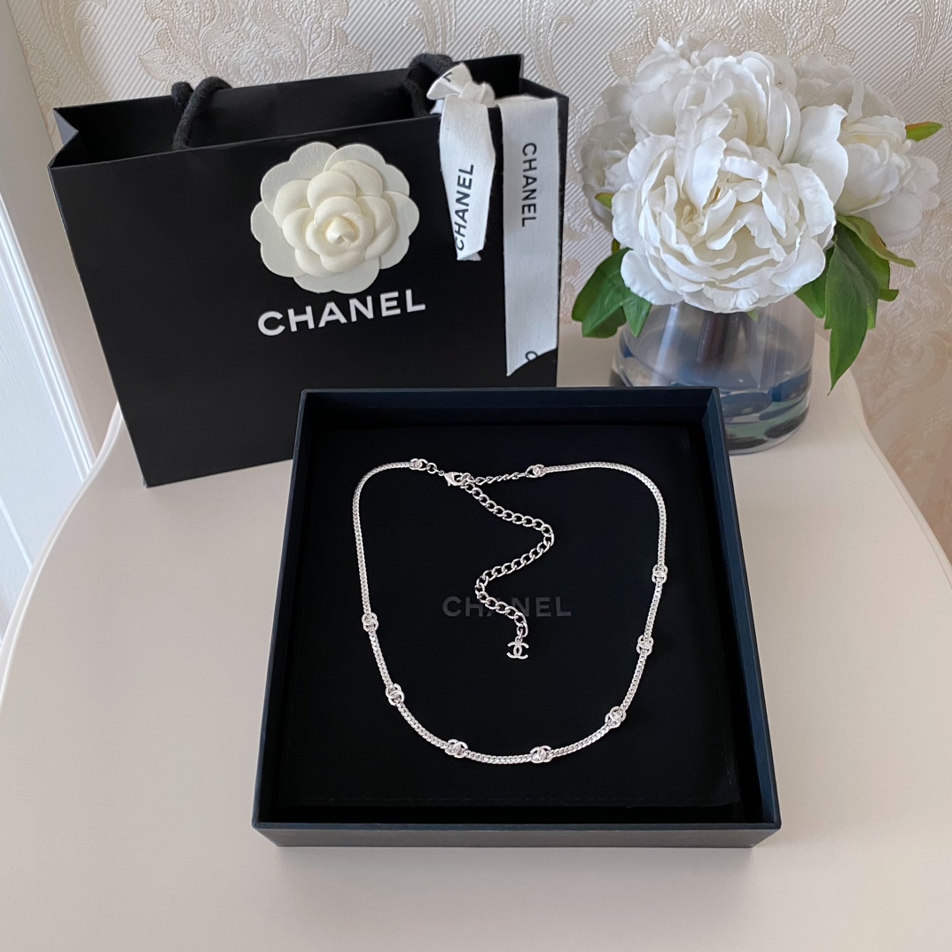 高品质 细节如图 淡金色,银色!【香 蛇骨7花 蛇骨项链/choker】这一季简直就是神操作!2024B 🐍骨链 古希腊掌管叠戴的神❗️金银都入,叠戴真的绝了😍😍 可调节延长链,当锁骨链,也可以当choker,绕几圈还可以当手链佩戴❗️银色显白,干净大气!淡金色贵气迷人!相信我 盲选哪一条都不会出错[机智][机智]很日常,很百搭,也很显气质!简单T恤;吊带;还有抹胸都可以搭配❗️链条质感非常关键,薄薄的贴身又细腻,低调又高级!7个光面双c间隔点缀,上身甜酷时尚,再穷也要买的系列❗️同系列款式同步开发😎绝对不能错过这个季度的每一款!现代时髦感充斥着每一件饰品,不高调,但出众👍🏻👍🏻