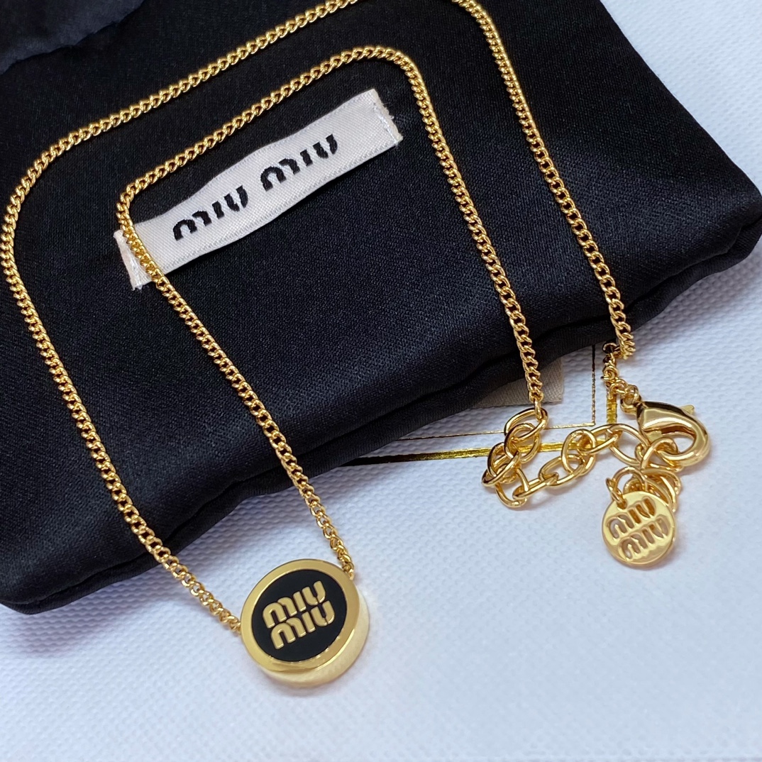  高品质 细节如图 【M!uM!u圆形珐琅项链】上身方知它的美❗️俏皮又恰到好处的小可爱，超显白！这大概