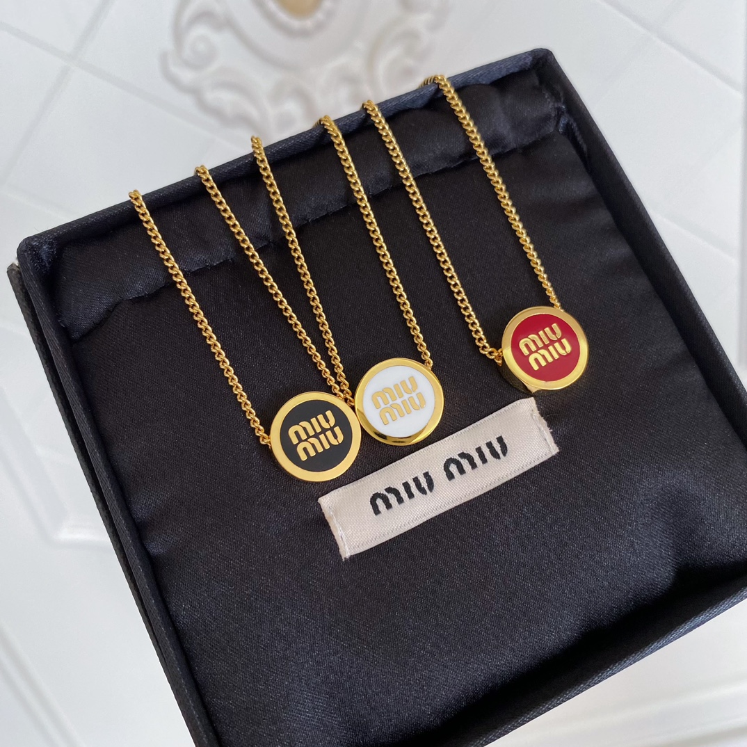  高品质 细节如图 【M!uM!u圆形珐琅项链】上身方知它的美❗️俏皮又恰到好处的小可爱，超显白！这大概