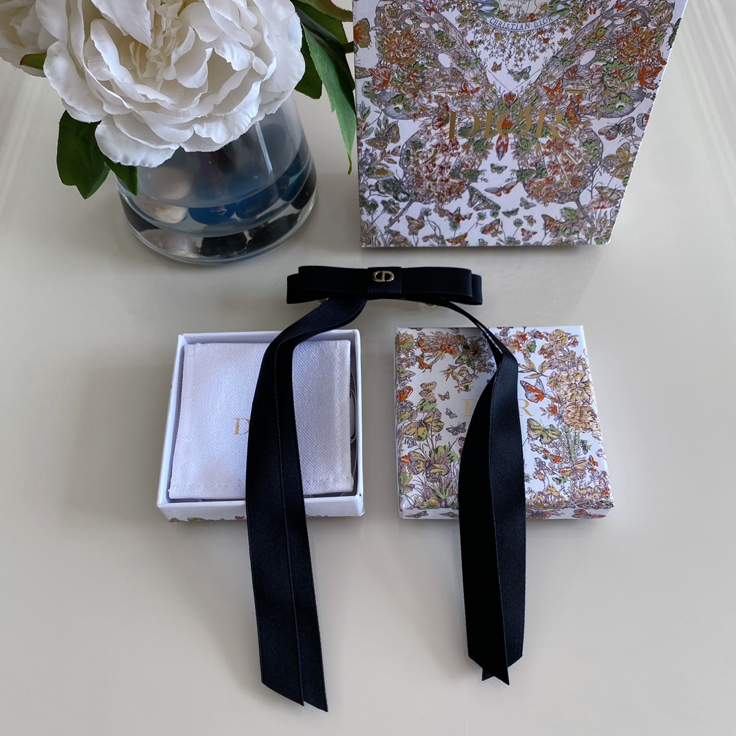 NO:632530,88180 Chu, ZP!  Large volume, please consult customer service. This season’s must-have item is a must-have!  [D!or Twist Bow Hair Clip] D’s first launch of this gold-style hair clip on the back of the head~ It’s so worth buying!  Xiao Gongju must be a magic weapon!  The first place in pretending to be young is so exquisite that I can’t describe it in words. I have to keep the [witty] black bow shape for myself. It is not too cute or charming, sweet and individual. It is a perfect Qianjinfeng. I took apart the zp and tried more than a dozen sets. The shape must be right to restore the zp to the maximum!  It’s so beautiful that I cry. Absolute appearance and fashion are all available online. As per the old rules, all kinds of PK comparisons are welcome [hehe], dior, hairpins, Cartier high-end jewelry1986090988180楚,ZP ！量大咨询客Fu 本季必入爆款！【D!or Twist蝴蝶结发夹】D家首次推出这种千金风后脑夹~太值得入手了！小公举必入神器啊！装嫩第一名实物精致到爆无法用语言细说,必须自留[机智]黑色蝴蝶结造型,简直不要太可爱太迷人,甜美又个性,妥妥的千金风拆开zp试了十几套版,版型就是要对,才能最大还原zp！真的美哭了绝对颜值时尚都在线来,老规矩,欢迎各种PK对比[嘿哈],,dior,hairpins,卡迪亚高端饰品,Jewelry