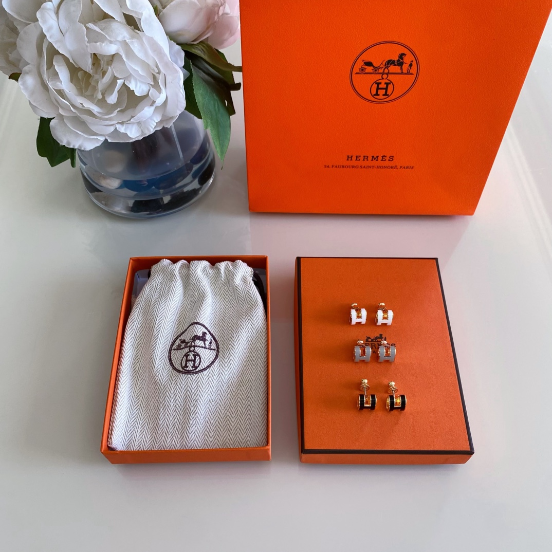 NO:634676,88220 [regular size oH denier earrings] has been developed for nearly half a year, and I finally figured out how to do it. After all, this is the latest anti-counterfeiting series of Z, and there are so many details that are particularly exquisite. First, the ear pins, you read that right, whether Z is gold or rose gold, the ear pins are all silver, and an ear pin does not have any snaps, only a slight slope at the tail. Therefore, these ear pins are specially disassembled and customized!  Second, and I think it is the most difficult point to overcome in the production process, you can clearly see a hole on the inside of the entire earring. The earpin is directly inserted into this hole and fixed. That is, through the inside, you can see the earpin in this hole, and it is silver!  This is particularly difficult to do. If the color is gold, and the whole body is electroplated gold, it is impossible that only one hole on the inside is silver. The process cannot achieve the Z effect at all. Therefore, after countless attempts, we finally figured out a set of production methods that can achieve the Z effect.  This is a process, that is, make the denier first, have a hole, and electroplat it, and then convert the difference according to the ultra-density data, and then manually knock the silver ear pins into the holes one by one to have a fixed effect [tears] [tears] [tears] Yes, the result is exactly the same as Z!  However, it is very time-consuming and labor-intensive. You must understand that Z is a luxury product. It is difficult to develop and cumbersome by hand. Therefore, I was almost moved by myself when I was doing this process!  Third, there is a small circular ○ on the outside of the earrings, next to the ear needles. This is also an anti-counterfeiting detail!  Fourth, the earplugs are waist drum-shaped earplugs, the latest type!  In addition to the most basic appearance, size ratio, size and color, you can judge whether a pair of Z's is genuine or fake based on these four points!  ,,gold plating,Cardia high-end jewelry1986090988220【常规号 oH旦形耳钉】开发了接近半年时间,终于给我研究出来怎么做了,毕竟这个是Z最新的防伪系列,太多细节特别考究. 第一,耳针,没看错,Z不论金色,玫瑰金,耳针都是银色的,而且一根耳针没有任何卡位,只有在尾部有点微微的斜度,因此,这个耳针都是特别拆了Z去定制的！ 第二,也是我觉得在生产过程中最难突破的一个难点,在整个旦行耳钉的内侧,你可以清楚的看到有一个孔,耳针是直接插整个插入在这个孔中的,并且固定的,也就是,通过内侧你可以看到这个孔的耳针,并且是银色的！这就特别的难搞,如果像金给这样的颜色,整体电镀金色的,不可能内侧就只剩下一个孔是银色的,工艺根本无法达到达到Z这个效果,所以,经过无数次的尝试,终于给我们琢磨了一套生产方法,可以达到Z的这个工艺,那就是把旦行先做好,有一个孔位的,电镀好,再根据超密度的数据换算差,把银色的耳针,再一根一根的手工敲进去这个孔,起到固定的作用[流泪][流泪][流泪]是的,出来效果就跟Z一模一样！但是,非常的耗时耗力,要明白,Z就是奢侈品,它就是要这种很难开发,手工繁琐的,所以,在做到这个工艺,我真的自己都快被自己感动了！ 第三,在旦行的外围,耳针旁边,Z还有一个小小的圆形○,这个也是细节上的一个防伪！ 第四,耳塞是腰鼓形耳塞,最新型的！ 基本一对Z真假,除了最基本的外形,尺寸比例大小颜色,就是从这4个点去判断！,,gold plating,卡迪亚高端饰品,Jewelry