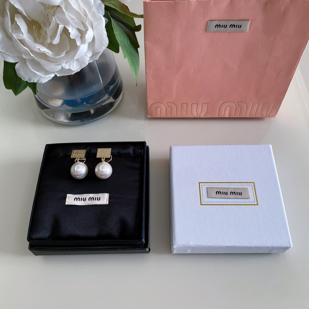 NO:633895,88180 [We produce] ZP, large quantity, please consult customer Fu [M!uM!u Square Pearl Earrings] You can only see it when you put it on the ear. Its beauty, gentleness and just the right little cuteness, and the woman can hold it just right and playful. This is probably a wearing effect that every woman wants to have. It will definitely meet all your requirements. The level of perfection can be said to be the same as ZP!  Welcome to make any comparisons on the Internet [wit] and identify our products, which will save you thousands in minutes [satisfied] [successful], Cardia high-end jewelry1986090988180【我们出品】ZP ,量大咨询客Fu【M!uM!u方块珍珠耳钉】上耳方知它的美温柔又恰到好处的小可爱,女人又拿捏得刚好的俏皮,这大概是每个女人都想拥有的一种佩戴效果,绝对满足你的所有要求完美程度可以说跟ZP一样样！欢迎全网任意对比[机智]认准我家出品,分分钟让你省好几千[得意][得意],,卡迪亚高端饰品,Jewelry