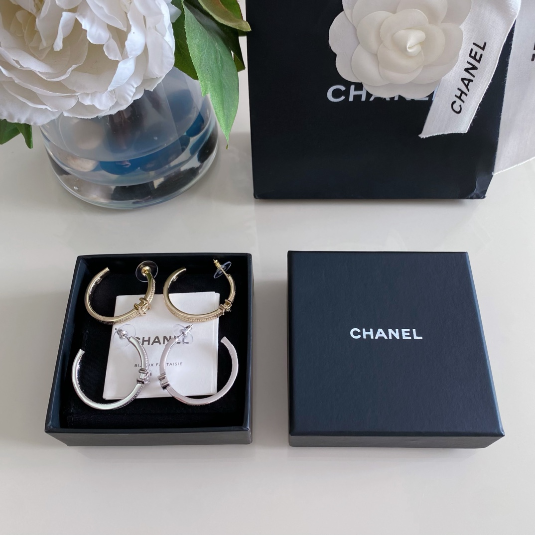 NO:631162,88180,ZP!  [Fragrant Snake Bone Chain Earrings] The new explosive earrings are coming and are the first to be discovered online. The old rule is first come first served. Wow, they are so beautiful and a must-have item this season!  Simple and elegant everyday style, three-dimensional and delicate chain line in the middle + double C logo design!  Super heavy-duty and exquisite, I can't resist the versatility and good-looking upper body!  It is highly recommended to keep it for yourself [wit] There are thousands of versions on the market, various low-end versions, be sure to compare a lot, look for our products and save you 5,000 yuan in minutes, earrings, Cartier high-end jewelry1986090988180,ZP ！【香 蛇骨链条耳圈】新款来袭炸裂爆款耳环全网首发现huo老规矩先买先得哇哇,太美了这一季的必入单品！简约大方日常款,中间立体细腻的链条纹路+双c logo设计！超级重工精致,无法抗拒上身百搭又耐看！强烈推荐自留[机智]市面上万万千千版本,各种low版,一定要多多对比,认准我们家出品分分钟又帮你们节省了5千大洋,,earrings,卡迪亚高端饰品,Jewelry