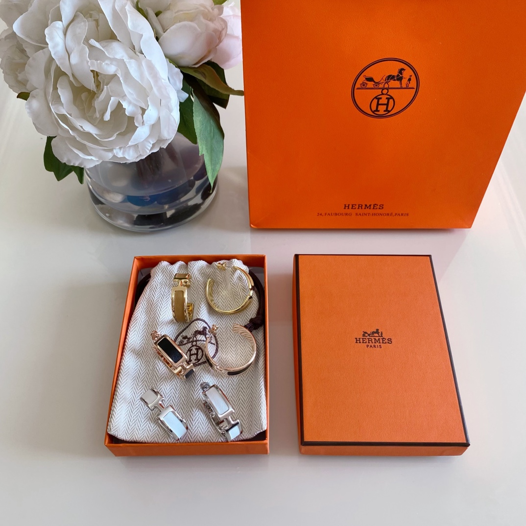 NO:635562,88230 [Produced by us] ZP, please contact customer service for large quantities. 9 colors [H leather half hoop earrings] O'Maillon series!  Minimalist logo paired with calfskin!  Full of high-end feel!  Hardware 3 colors rose gold, gold, silver, calfskin 9 colors to choose from, consistent ZP brass gold-plated material!  Fighter in H classic!  It looks great, is simple, clean and refined, and is incomparably versatile!  A must-have evergreen item for all seasons!  ,,earrings,cowhide,gold plating,Cardia high-end jewelry1986090988230【我们出品】ZP ,量大咨询客Fu 9个颜色【H 皮半圈耳环】O'Maillon系列！极简logo搭配小牛皮！满满高级感！ 五金3个颜色玫瑰金、金色、银色 小牛皮9个颜色选择 一致ZP黄铜镀金材质！H经典中的战斗机！颜值超高简单干净且精致,无敌百搭！必入四季常青款！,,earrings,cowhide,gold plating,卡迪亚高端饰品,Jewelry