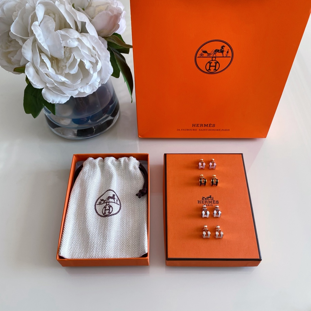 NO:634679,88220,ZP!  Fu [Mini pop H-denier earrings] has been developed for nearly half a year, and I finally figured out how to do it. After all, this is the latest anti-counterfeiting series of ZP, and there are so many details that are very particular about it. First, the ear pins, you read that right, ZP, regardless of gold or rose gold, the ear pins are all silver, and an ear pin does not have any snaps, only a slight slope at the tail. Therefore, these ear pins are specially disassembled by ZP to customize!  Second, and I think it is the most difficult point to overcome in the production process, you can clearly see a hole on the inside of the entire earring. The earpin is directly inserted into this hole and fixed. That is, through the inside, you can see the earpin in this hole, and it is silver!  This is particularly difficult to do. If the color is gold-plated and the whole body is electroplated gold, it is impossible that only one hole on the inside is silver. The process cannot achieve the effect of ZP at all. Therefore, after countless attempts, we finally figured out a set of production methods that can achieve ZP.  This process is to make the denier first, with a hole, and electroplat it, and then according to the ultra-density data conversion difference, manually knock the silver ear pins into the holes one by one to have a fixed effect [tears] [tears] [tears] Yes, the result is exactly the same as ZP!  However, it is very time-consuming and labor-intensive. You must understand that ZP is a luxury product. It is difficult to develop and cumbersome by hand. Therefore, I was almost moved by myself when I was able to achieve this craft!  Third, there is a small circular ○ on the outside of the earrings, next to the ear needles, which is also an anti-counterfeiting detail!  Fourth, the earplugs are waist drum-shaped earplugs, the latest type!  Basically, whether a pair of ZP is authentic or not, in addition to the most basic appearance, size ratio, size and color, you can judge from these 4 points!  ,,gold plating,Cardia high-end jewelry1986090988220,ZP ！量大咨询客Fu【Mini popH旦形耳钉】开发了接近半年时间,终于给我研究出来怎么做了,毕竟这个是ZP最新的防伪系列,太多细节特别考究. 第一,耳针,没看错,ZP不论金色,玫瑰金,耳针都是银色的,而且一根耳针没有任何卡位,只有在尾部有点微微的斜度,因此,这个耳针都是特别拆了ZP去定制的！ 第二,也是我觉得在生产过程中最难突破的一个难点,在整个旦行耳钉的内侧,你可以清楚的看到有一个孔,耳针是直接插整个插入在这个孔中的,并且固定的,也就是,通过内侧你可以看到这个孔的耳针,并且是银色的！这就特别的难搞,如果像金给这样的颜色,整体电镀金色的,不可能内侧就只剩下一个孔是银色的,工艺根本无法达到达到ZP这个效果,所以,经过无数次的尝试,终于给我们琢磨了一套生产方法,可以达到ZP的这个工艺,那就是把旦行先做好,有一个孔位的,电镀好,再根据超密度的数据换算差,把银色的耳针,再一根一根的手工敲进去这个孔,起到固定的作用[流泪][流泪][流泪]是的,出来效果就跟ZP一模一样！但是,非常的耗时耗力,要明白,ZP就是奢侈品,它就是要这种很难开发,手工繁琐的,所以,在做到这个工艺,我真的自己都快被自己感动了！ 第三,在旦行的外围,耳针旁边,ZP还有一个小小的圆形○,这个也是细节上的一个防伪！ 第四,耳塞是腰鼓形耳塞,最新型的！ 基本一对ZP真假,除了最基本的外形,尺寸比例大小颜色,就是从这4个点去判断！,,gold plating,卡迪亚高端饰品,Jewelry