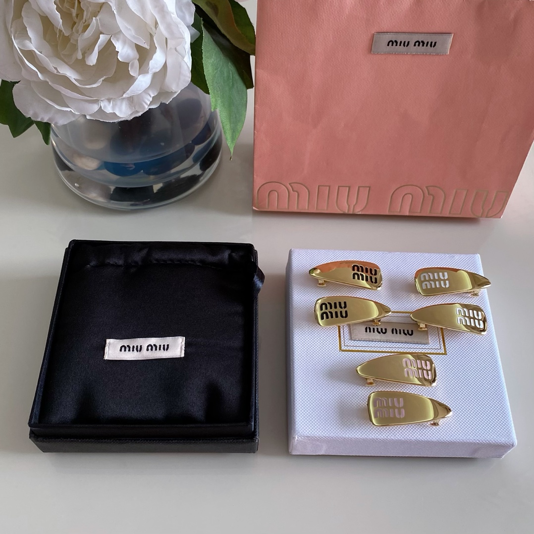  高品质 细节如图（一对价） 白色，黑色，粉色三个颜色😍❗️【m!um!u彩色珐琅字母套装发夹】江疏影同