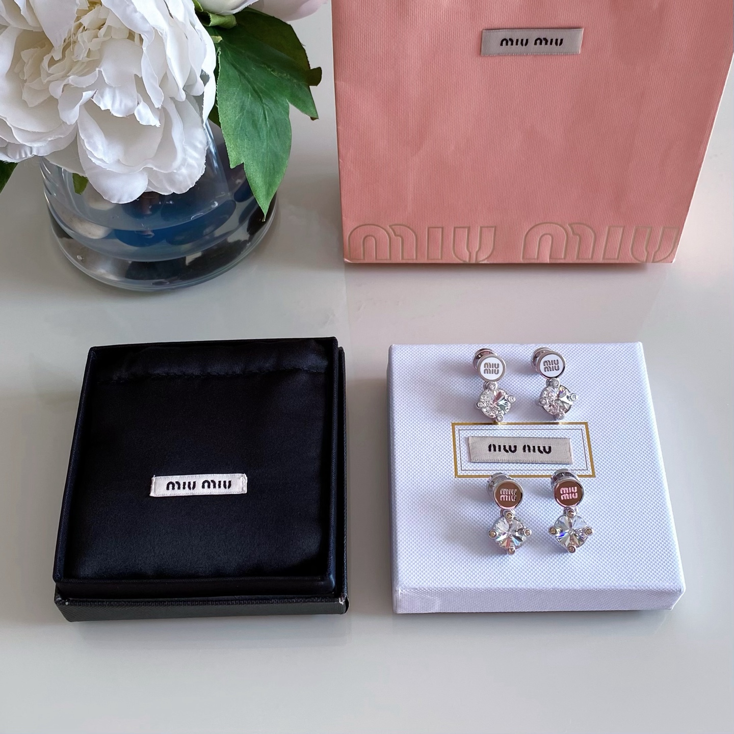 NO:633898,88200【We produce】ZP!  Large volume of inquiries from customers Fu M!uM!u enamel letter large diamond earrings] M!u is simply a girl's harvester. She really understands women so well. The enamel m letter round plate has oversized Swarovski diamonds. Blingbling minimalist design without losing the girlish heart. Specially customized ear plugs consistent with ZP!  Look for our products!  For us, the craftsmanship of jewelry can now be completely achieved at 99.99. The remaining 0.01 is left to yourself. Don’t be too proud. You can be proud to say that even if others buy ZP, they can’t achieve our craftsmanship 100%. Don’t be afraid to compare!  Because all our masters are goldsmiths, every hardware accessory is polished and polished one by one under a microscope, magnified countless times, and they are completely made in the spirit of making atomic bombs, so the level of perfection can be truly said, earrings, Cardia high-end jewelry1986090988200【我们出品】ZP ！量大咨询客Fu M!uM!u珐琅字母大钻耳环】M!u简直就是少女收割机 真的太懂女人了珐琅m字母圆牌超大颗施华洛钻 Blingbling极简设计感又不失少女心特别定制一致ZP的耳堵！认准我们家出品！饰品类的工艺现在对于我们来说,完完全全能做到99.99,剩下0.01留给自己别太骄傲,可以很自豪的说,别人就算有买ZP,也百分百做不到我们的工艺,不怕去对比！因为我们所有的师傅都是做开金货的师傅,每一个五金配件都是在显微镜下,放大无数倍,一一抛光打磨而成,完完全全就是秉着造原子弹的精神,来做饰品类的货,因此完美程度真心可以说,,earrings,卡迪亚高端饰品,Jewelry