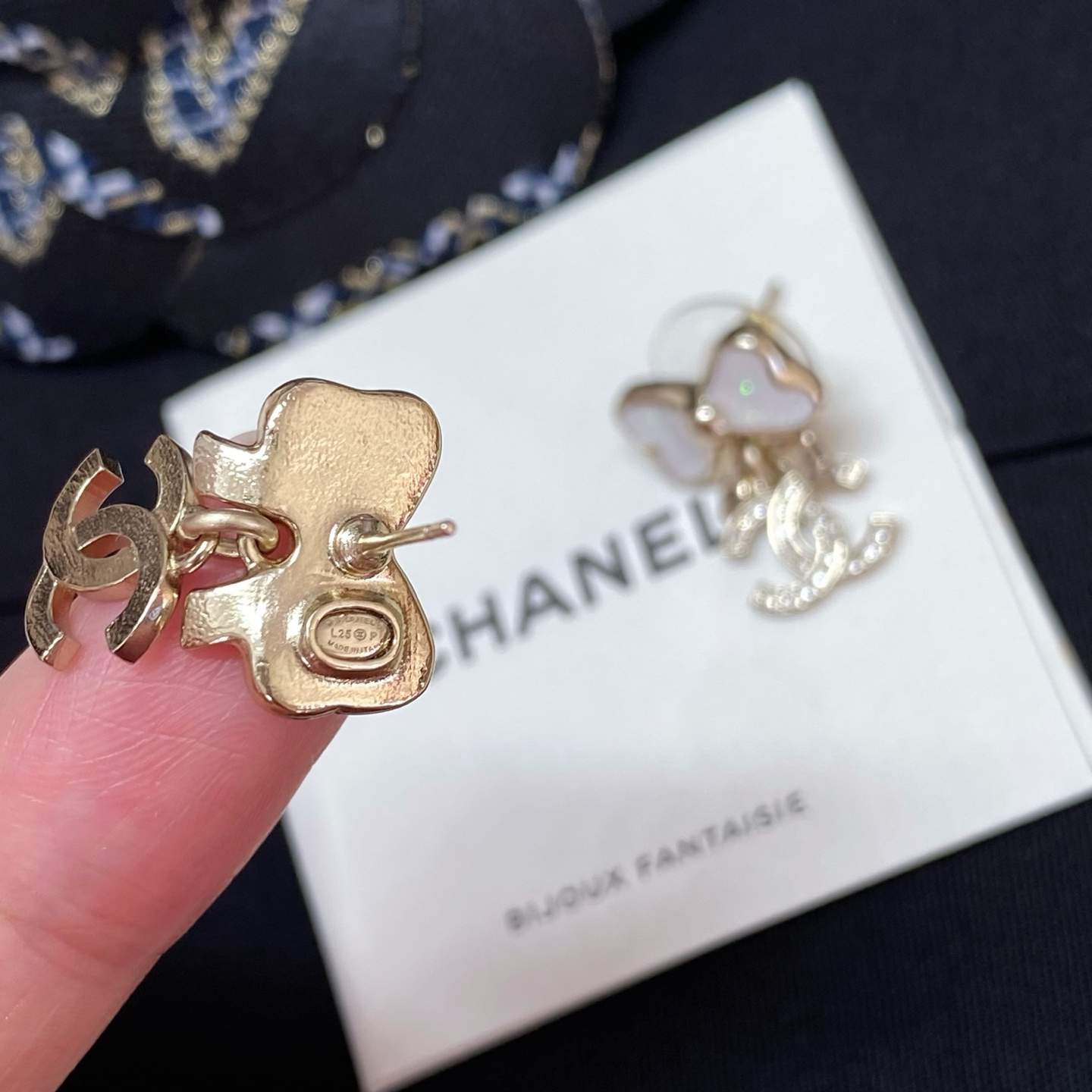  高品质 细节如图 【香 白珐琅四叶草耳钉】 🤩太仙啦！最爱的蝴蝶结🎀元素，全网首发❗️这一季必入单品！