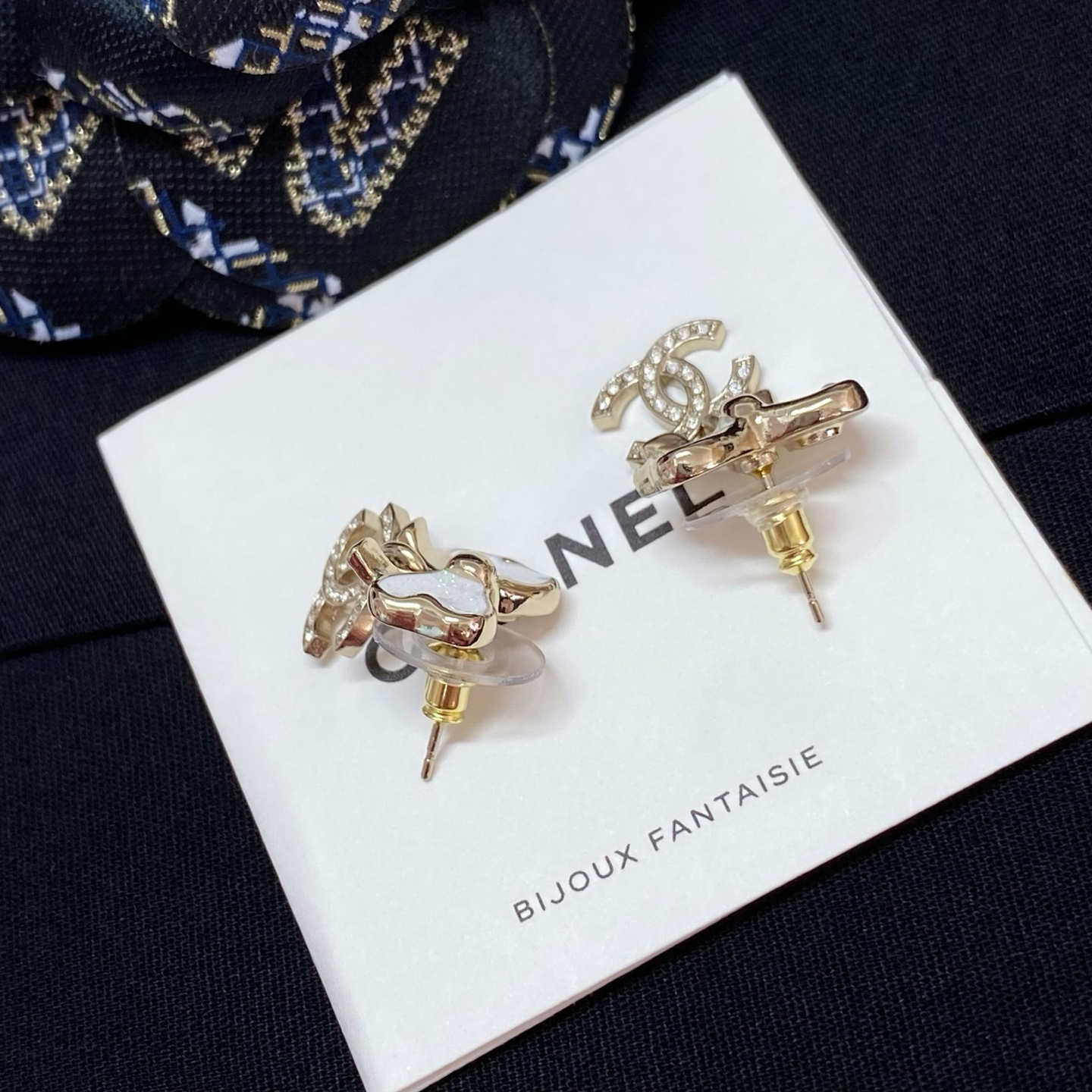  高品质 细节如图 【香 白珐琅四叶草耳钉】 🤩太仙啦！最爱的蝴蝶结🎀元素，全网首发❗️这一季必入单品！