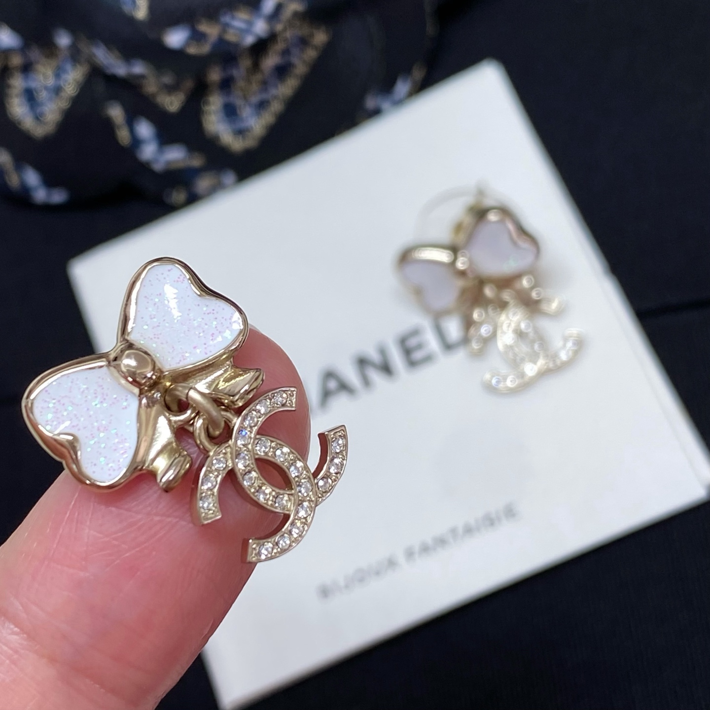  高品质 细节如图 【香 白珐琅四叶草耳钉】 🤩太仙啦！最爱的蝴蝶结🎀元素，全网首发❗️这一季必入单品！