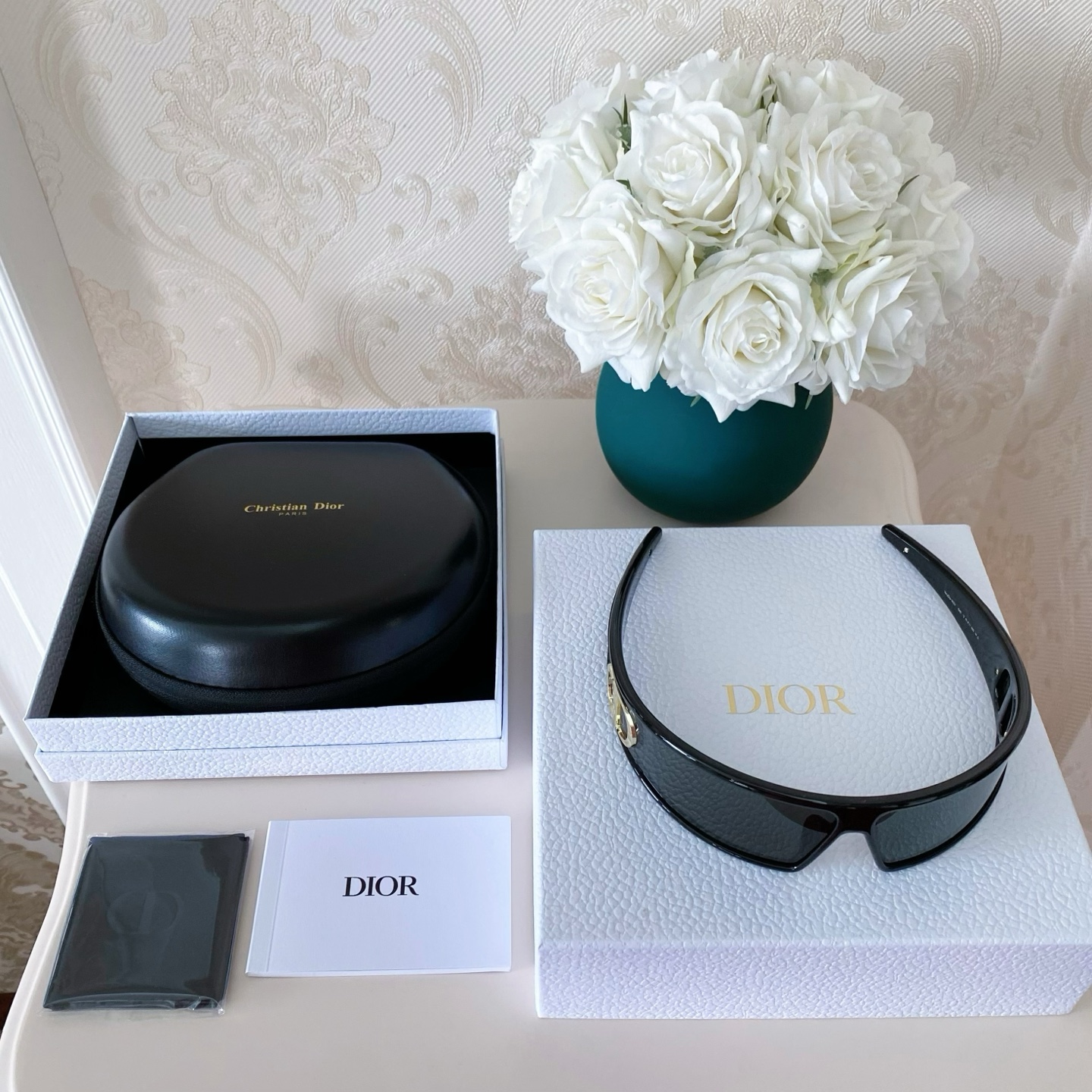 NO:632023,88300,ZP!  Wei Xue's same style [D!or headband and sunglasses 2-in-1] verydior M1U headband sunglasses that are popular in the entire fashion circle!  Fashion savior, whoever wears it will look good. It is not only a headband, but also sunglasses. It is highly comfortable and can be worn when taking photos when shopping. It is super stylish and easy to take pictures. It is a must-have for fashionable and concave looks!  Highly recommended for self-retention, Dior, Cartier high-end jewelry1986090988300,ZP ！韦雪同款【D!or发箍墨镜二合一】火爆整个时尚圈的verydior M1U发箍墨镜！时尚救星,谁戴谁好看既是发箍,也是墨镜舒适度高,逛街拍照带,超飒 随手一拍,超级出片简直是时髦精凹造型必备！强烈推荐必入自留,,dior,卡迪亚高端饰品,Jewelry