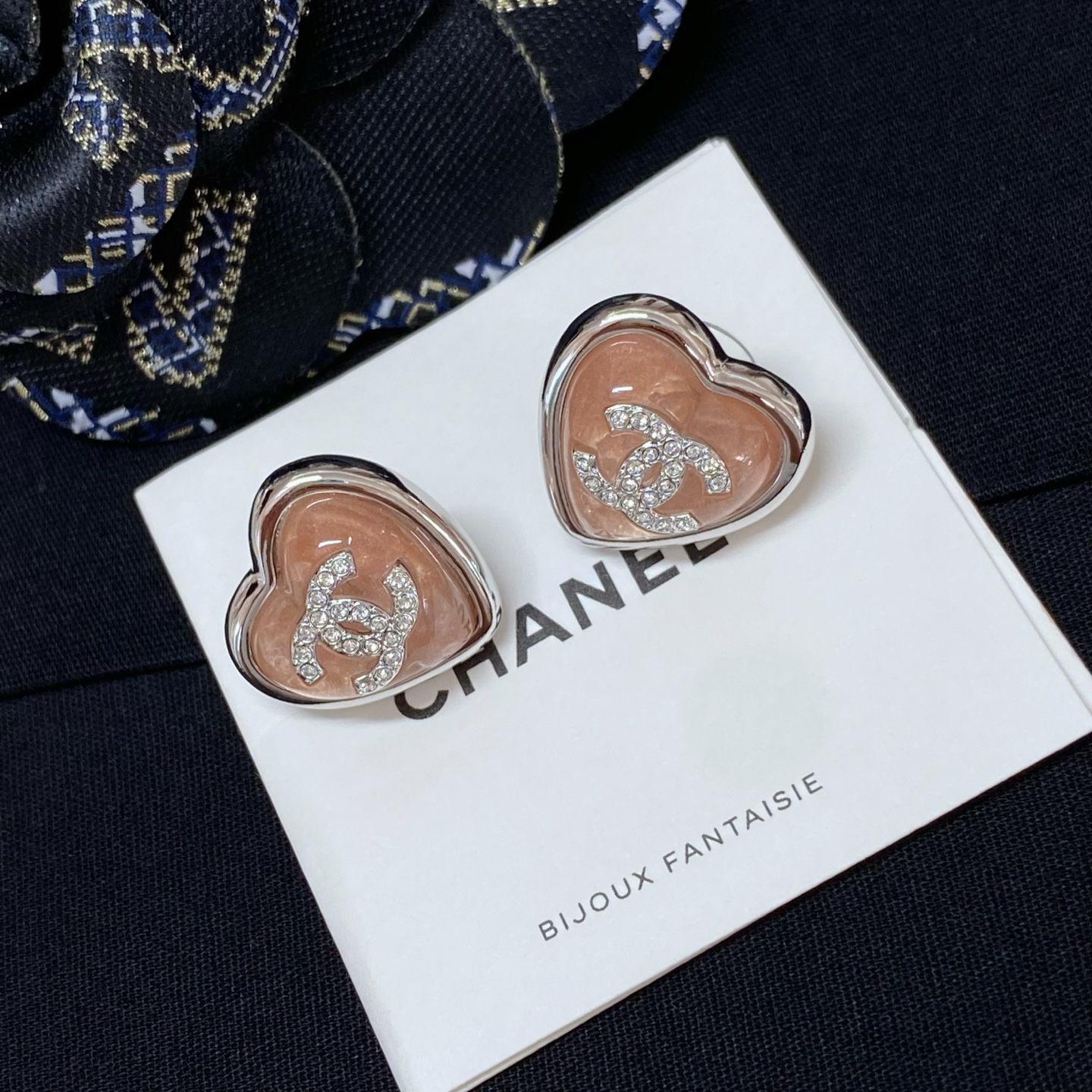  高品质 细节如图 【香 蓝/粉爱心耳钉】🥳知道这系列美，没想到美的出众🤩🤩
🩵蓝+银，简直神仙搭配呀，