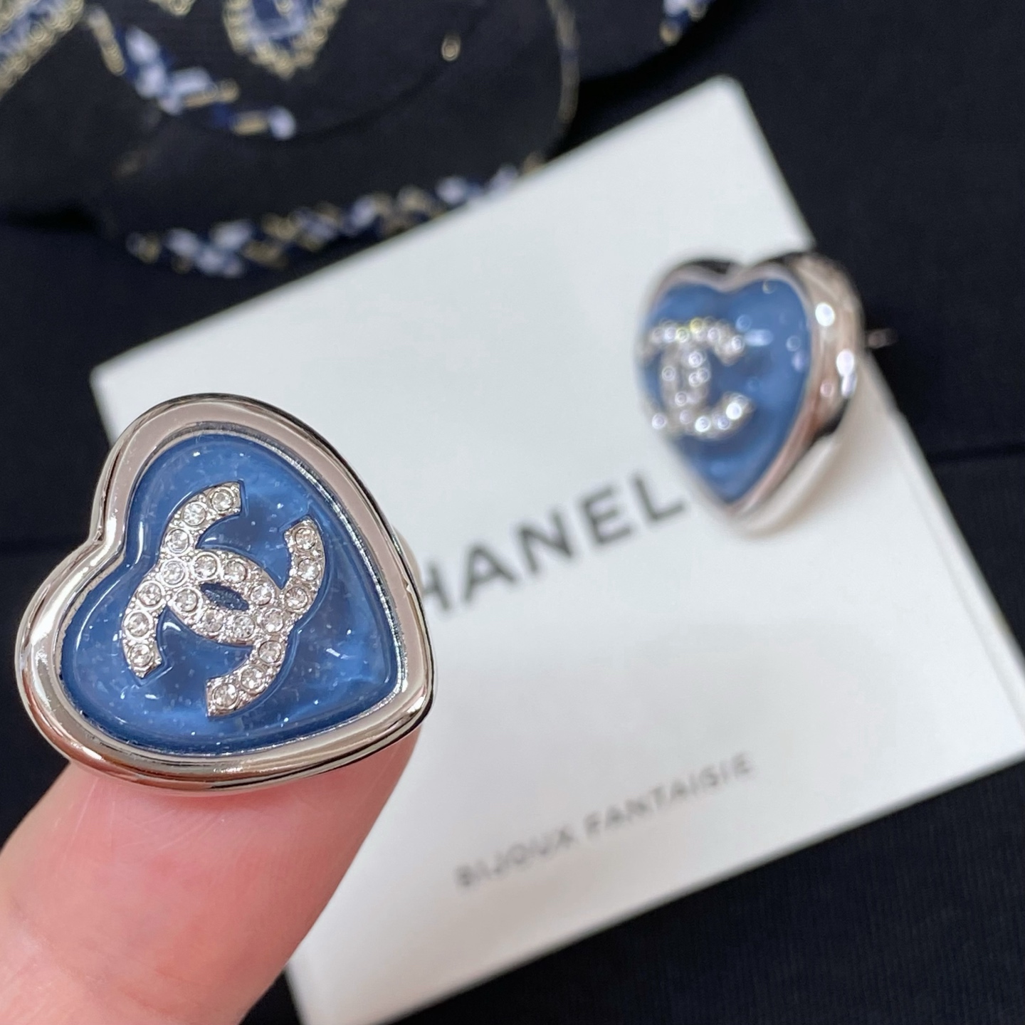  高品质 细节如图 【香 蓝/粉爱心耳钉】🥳知道这系列美，没想到美的出众🤩🤩
🩵蓝+银，简直神仙搭配呀，