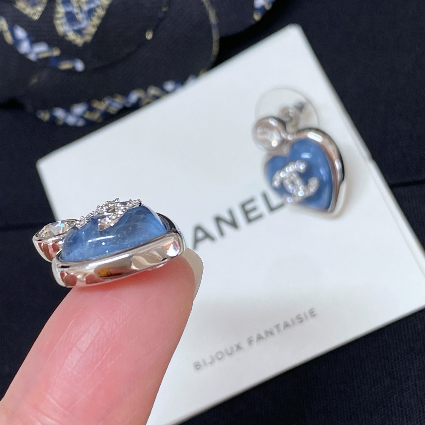  高品质 细节如图 【香 蓝/粉水钻爱心耳钉】🥳知道这系列美，没想到美的出众🤩🤩可可爱爱的小耳钉简直萌化