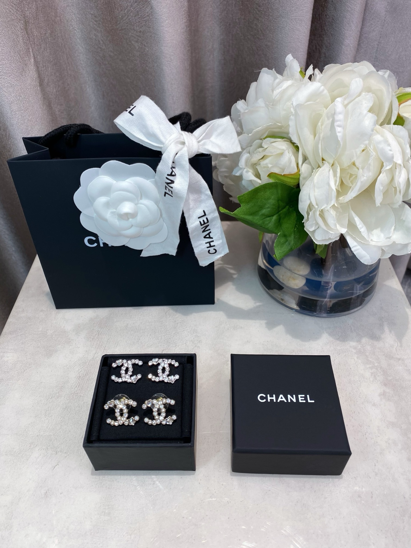 NO:632208,88170, ZP, for large quantities, please contact customer service. Light gold/silver [Fragrant Heart Star Diamond Small Pearl Double C Stud Earrings] The super hot style you have been waiting for is here. The old rule is first come first served!  The latest collection for spring and summer 25!  Love it so much, every issue must be included in the classic double c series!  Don’t say anything, just keep it for yourself because of its beauty. I made it for daily use and exquisitely customized the long-lasting Swarovski star love rhinestones!  Every detail, accessory, everything must be up to date. The products shipped early by ZP are all low-end products on the market. They are only for speed and not for quality. We put ZP into development as soon as we get it. You all know it. The spot products are all based on hand speed and closing eyes. Swarovski, Cardia high-end jewelry1986090988170,ZP ,量大咨询客Fu 浅金色/银色【香 心星钻小珍珠双c耳钉】你们一直在等的超级大爆款来啦老规矩先买先得！25春夏最新系列！太爱啦每一期必入经典双c系列！什么也别说,冲着它的颜值先自留啦日常又精致定制了超久的施华洛世奇星星爱心水钻！每个细节,配件,全部都必须跟足zp早早出货的都是市面low货只为速度不为质量,我们zp到手第一时间就投入开发宝宝们都懂的来吧,现货都是靠拼手速的闭眼冲,,swarovski,卡迪亚高端饰品,Jewelry