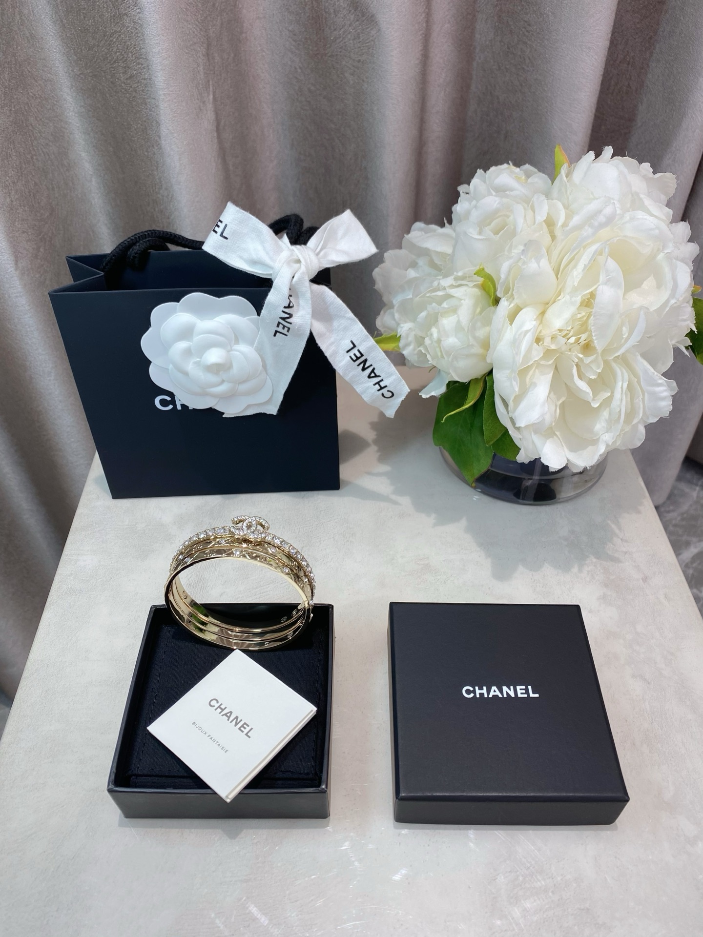 NO:633337,88290,ZP!  [Fragrant 3-in-1 Bracelet] Available in S/M, two sizes!  The most popular bracelets corresponding to 6cm/6.5cm, none of them are more than stunning!  The price of the jewelry is high, and the 25P bracelet with beautiful beads and texture is really attractive at first sight. The price-performance ratio is so high!  The three-piece set can be freely matched and worn alone, stacked, or combined in any way to unlock N possible styles!  It’s simply not too pretty. It’s a perfect eye-catcher. It’s a set of fairy rings that every girl should own. Wearing them alone gives a low-key sense of sophistication. Wearing them stacked makes them full of nobility. I love it. The price of the jewelry gives you the instant sense of Coco Crush. Bracelet is a high-end Cartier jewelry.1986090988290,ZP ！【香 三合一手镯】分S/M,两个码数！对应6cm/6.5cm最爆手镯,没有之一除了惊艳还是惊艳！饰品价格入手高珠质感绝美到炸的25P手镯真的是一眼心动性价比太高了！三件套自由搭配 单戴,叠搭,或任意组合,解锁N种风格可能！简直不要太好看啦吸睛率满分 每个女孩都该拥有的神仙套戒~ 单独戴是低调的精致感,叠戴则是满满的贵气~爱了爱了首饰的价格即能拥有coco crush的即视感,,bracelet,卡迪亚高端饰品,Jewelry