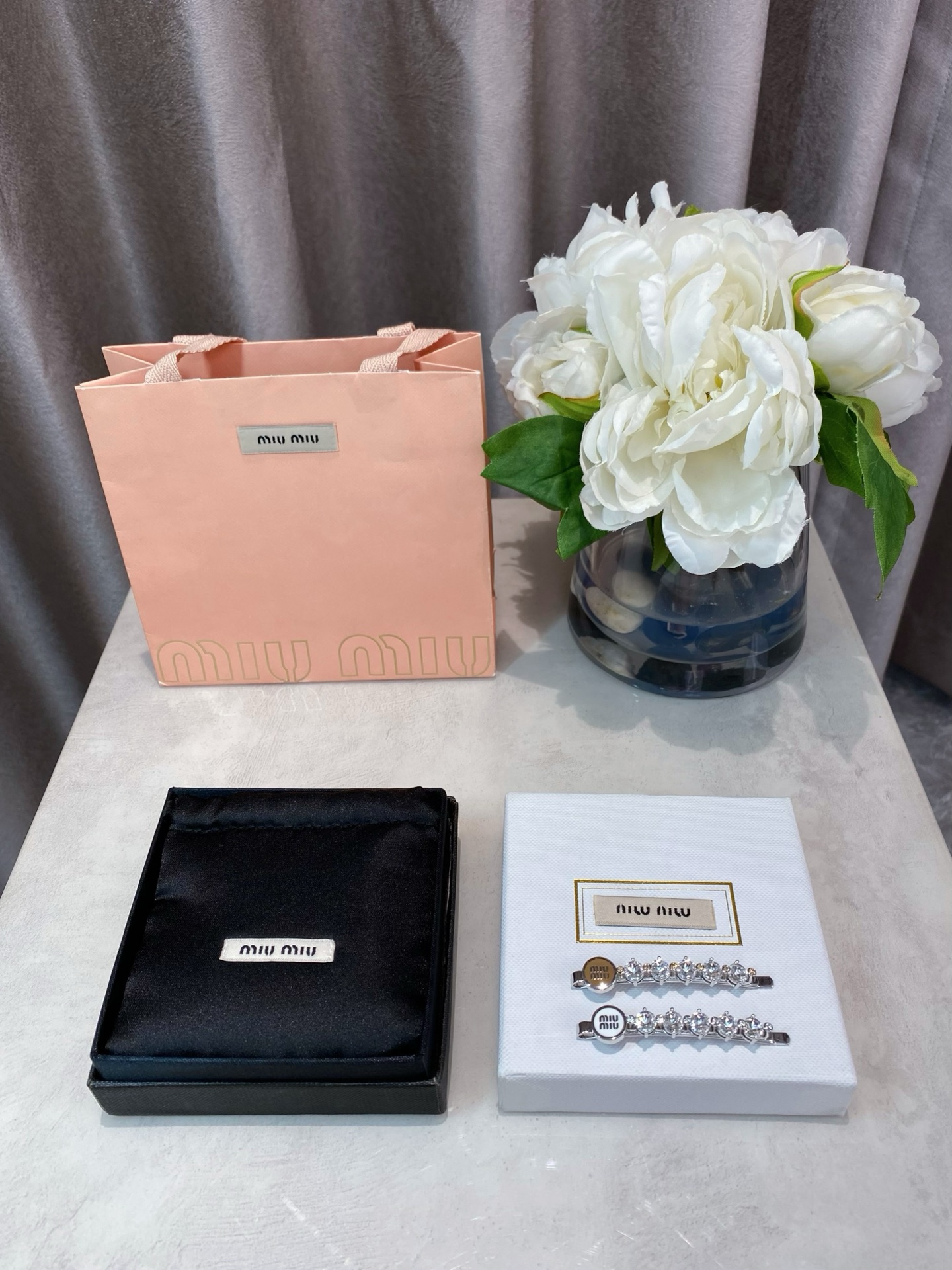 NO:633055,88180,ZP!  Three colors, [M!uM!u enamel full diamond hairpin] M!u is simply a girl's harvester. She really understands women so well. Enamel m letter circle plate full of diamonds and Swarovski diamonds. Blingbling is a minimalist design without losing the girlishness. Look for our products!  For us, the craftsmanship of jewelry can now be completely achieved at 99.99. The remaining 0.01 is left to yourself. Don’t be too proud. You can be proud to say that even if others buy ZP, they can’t achieve our craftsmanship 100%. Don’t be afraid to compare!  Because all our masters are goldsmiths, every hardware accessory is polished and polished one by one under a microscope, magnified countless times, and they are completely made in the spirit of making atomic bombs, so the level of perfection can really be said, hairpins, Cardia high-end jewelry1986090988180,ZP ！ 三个颜色,【M!uM!u珐琅满钻发夹】M!u简直就是少女收割机 真的太懂女人了珐琅m字母圆牌满钻施华洛钻 Blingbling极简设计感又不失少女心认准我们家出品！饰品类的工艺现在对于我们来说,完完全全能做到99.99,剩下0.01留给自己别太骄傲,可以很自豪的说,别人就算有买ZP,也百分百做不到我们的工艺,不怕去对比！因为我们所有的师傅都是做开金货的师傅,每一个五金配件都是在显微镜下,放大无数倍,一一抛光打磨而成,完完全全就是秉着造原子弹的精神,来做饰品类的货,因此完美程度真心可以说,,hairpins,卡迪亚高端饰品,Jewelry