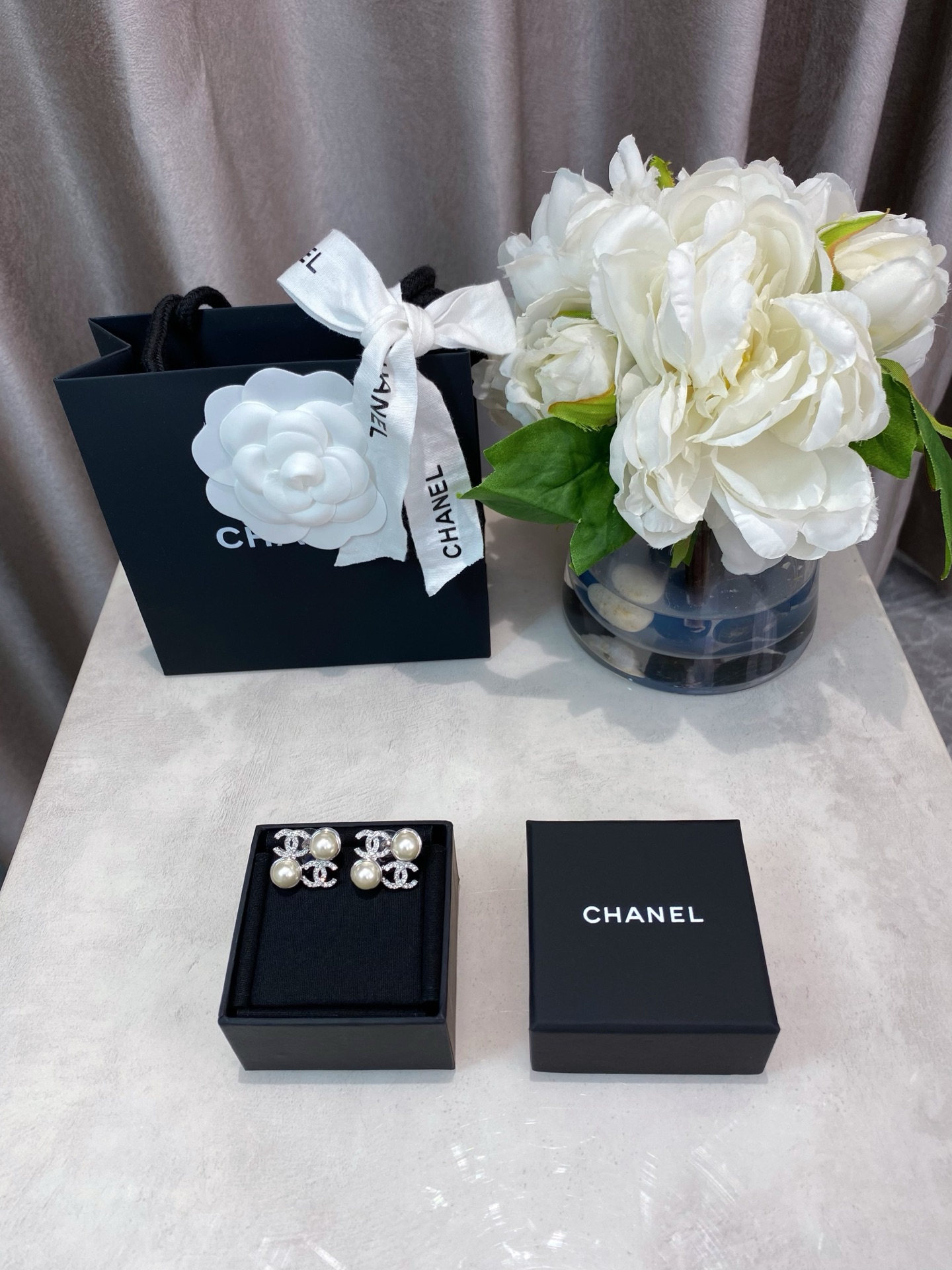 NO:633924,88180【Product by us】Purchase ZP at a premium!  Large quantity, please consult customer service [Double C Rhinestone Pearl Square Stud Earrings] 25 spring and summer latest and beautiful series!  First released on the whole network. The old rule is to buy first. It has a sense of fashion design. The collision of classic double-C element pearls forms a square shape. It has a unique shape, simple and eye-catching. It has exquisite craftsmanship and is worth collecting. It is recommended to close your eyes and rush, Cardia high-end jewelry.1986090988180【我们出品】代购溢价购入ZP ！量大咨询客Fu【香 双c水钻珍珠拼方块耳钉】25春夏最新款绝美系列！全网首发老规矩先买先得太有时尚设计感了经典双c元素珍珠的碰撞组成方块造型,别具一格的造型,简洁又吸睛,工艺精湛值得收藏的一款神仙耳钉推荐闭眼冲,,卡迪亚高端饰品,Jewelry