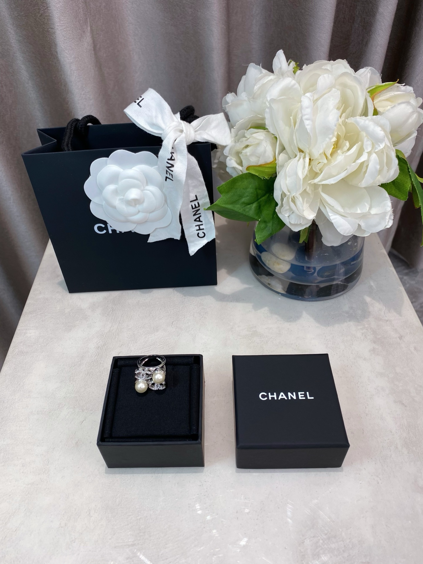 NO:633922,88180【Product by us】Purchase ZP at a premium!  Large quantity, please consult customer service [Fragrant Double C Rhinestone Pearl Square Stud Earrings] divided into 5/6/7/8, 4 sizes, 25 spring and summer latest beautiful series!  First release on the entire network!  The old rule of buying first is too fashionable. The classic double-C element pearls collide to form a square shape. The unique shape is simple and eye-catching. It has exquisite craftsmanship and is worth collecting. It is recommended to close your eyes and rush, ring, Cartier high-end jewelry.1986090988180【我们出品】代购溢价购入ZP ！量大咨询客Fu【香 双c水钻珍珠拼方块耳钉】分5/6/7/8,4个码数25春夏最新款绝美系列！全网首发！老规矩先买先得太有时尚设计感了经典双c元素珍珠的碰撞组成方块造型,别具一格的造型,简洁又吸睛,工艺精湛值得收藏的一款神仙戒指推荐闭眼冲,,ring,卡迪亚高端饰品,Jewelry