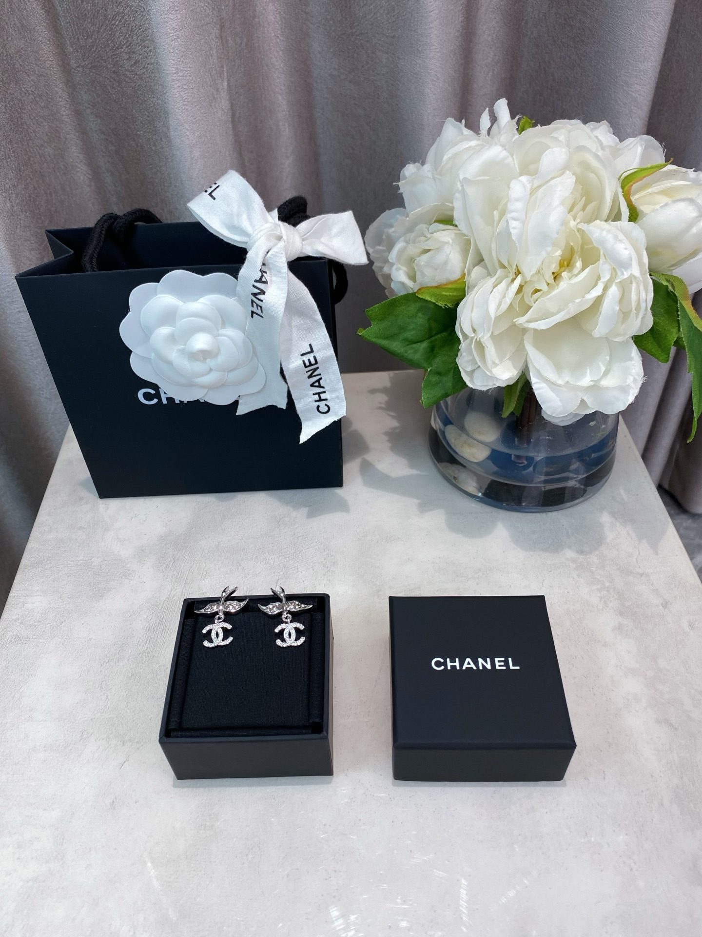 NO:633045,88180,ZP!  [Xiang Bird Earrings] The latest and most beautiful series for spring and summer 25!  The old rule of buying first, first served on the whole network is not an exaggeration, but the really beautiful flying bird is particularly beautiful next to the ear. The double C below is swaying freely, the asymmetrical design is smart and cute, and the sense of being a wealthy family is highly recommended. It is a must-have., earrings, high-end Cartier jewelry1986090988180,ZP ！【香 飞鸟耳环】25春夏最新款绝美系列！全网首发老规矩先买先得太有时尚设计感了不夸张,但真的美飞鸟在耳廓旁格外的美丽动人,下面的双c摇曳自在,不对称设计灵动可爱,富家千金感拉满强烈推荐必入自留,,earrings,卡迪亚高端饰品,Jewelry