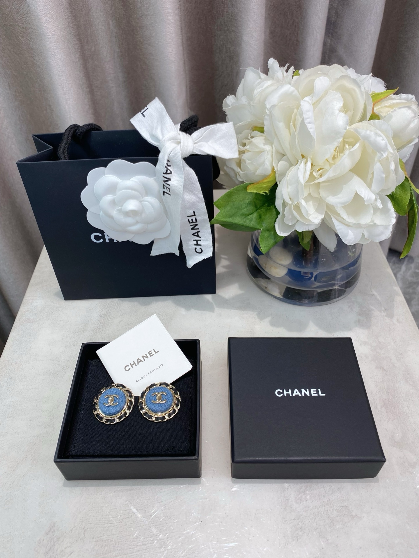 NO:633762,88200【We produce】ZP!  Babies without pierced ears can also wear [Fragrant leather denim round ear clips] the latest and most beautiful series for spring and summer 25!  The old rule is first come first served, light gold with blue denim, the texture of the fabric is awesome, the upper ears of the fashionista's harvester are so exquisite, the leather is hand-made, the chain is designed with matching, and the hardware craftsmanship is very delicate and textured!  Kutian Kutian is full of foreign style, high-end Cardia jewelry1986090988200【我们出品】ZP ！没有耳洞的宝宝也可以佩戴【香 皮穿牛仔圆形耳夹】25春夏最新款绝美系列！老规矩先买先得浅金搭配蓝色牛仔,布面纹路质感超赞时尚达人收割机上耳实在太精美了,纯手工穿皮,链条搭配设计,且五金工艺做得很细腻很有质感！酷甜酷甜的洋气十足,,卡迪亚高端饰品,Jewelry