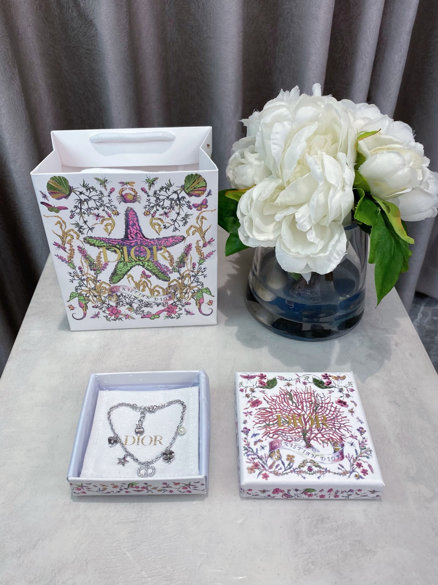 NO:633037,88180,ZP [D!or new CD star bracelet] 25Cruise new series!  The latest color, super suitable for the cool feeling in summer!  Must buy!  How to match it and how to look good? ZP brass custom-made, multiple elements designed to be unique, classic CD, stars, hearts, four-leaf clover, rhinestones, pearl elements collide!  It’s so beautiful. Super lucky superimposed magnetic field!  Full of symbolic meaning, exquisite, versatile and durable!  Must buy, very high-quality, highly recommended to keep for yourself and look for our products, which will save you [wit][wit] in minutes,,bracelet,Cardia high-end jewelry1986090988180,ZP【D!or新款CD星星手链】25Cruise新款系列！最新色,超级适合夏天的清冷感！一定要买！怎么搭配怎么好看一致致ZP黄铜订制,多种元素设计别具一格,经典的cd,星星,爱心,四叶草,水钻,珍珠元素碰撞！太绝美啦超级lucky叠加磁场！充满象征意义精致百搭耐看！一定要入,非常有质感,十分推荐自留认准我家出品分分钟让你省[机智][机智],,bracelet,卡迪亚高端饰品,Jewelry