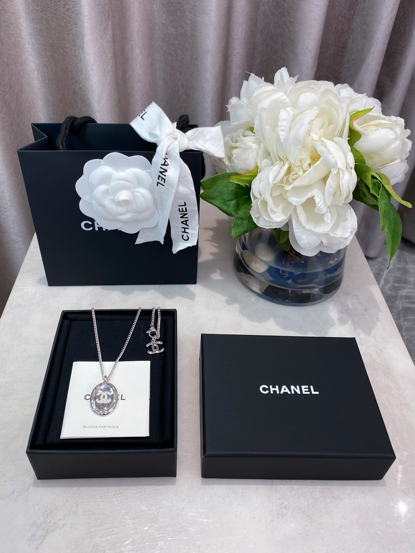 NO:632989,88180 popular series ZP!  [Fragrant 25s Silver Mirror Necklace] Jennie’s same series must be from the 25s spring and summer show!  Simple and elegant design, casual and versatile!  Even for daily commuting, there is absolutely no problem. The white enamel double C + concave and convex mirror texture is generous, attractive and cool!  Cool and classy!  So beautiful, whoever wears it looks better, necklace, Cartier high-end jewelry1986090988180爆款系列ZP ！【香 25s银色镜面项链】Jennie同款系列来头一定不小25s春夏秀款！简单大方的设计,休闲百搭！即使是日常通勤也绝对没有问题 白色珐琅双c+凹凸镜面感,大方又耐看上身又酷又飒！清冷又高级！太美了谁戴谁好看,,necklace,卡迪亚高端饰品,Jewelry