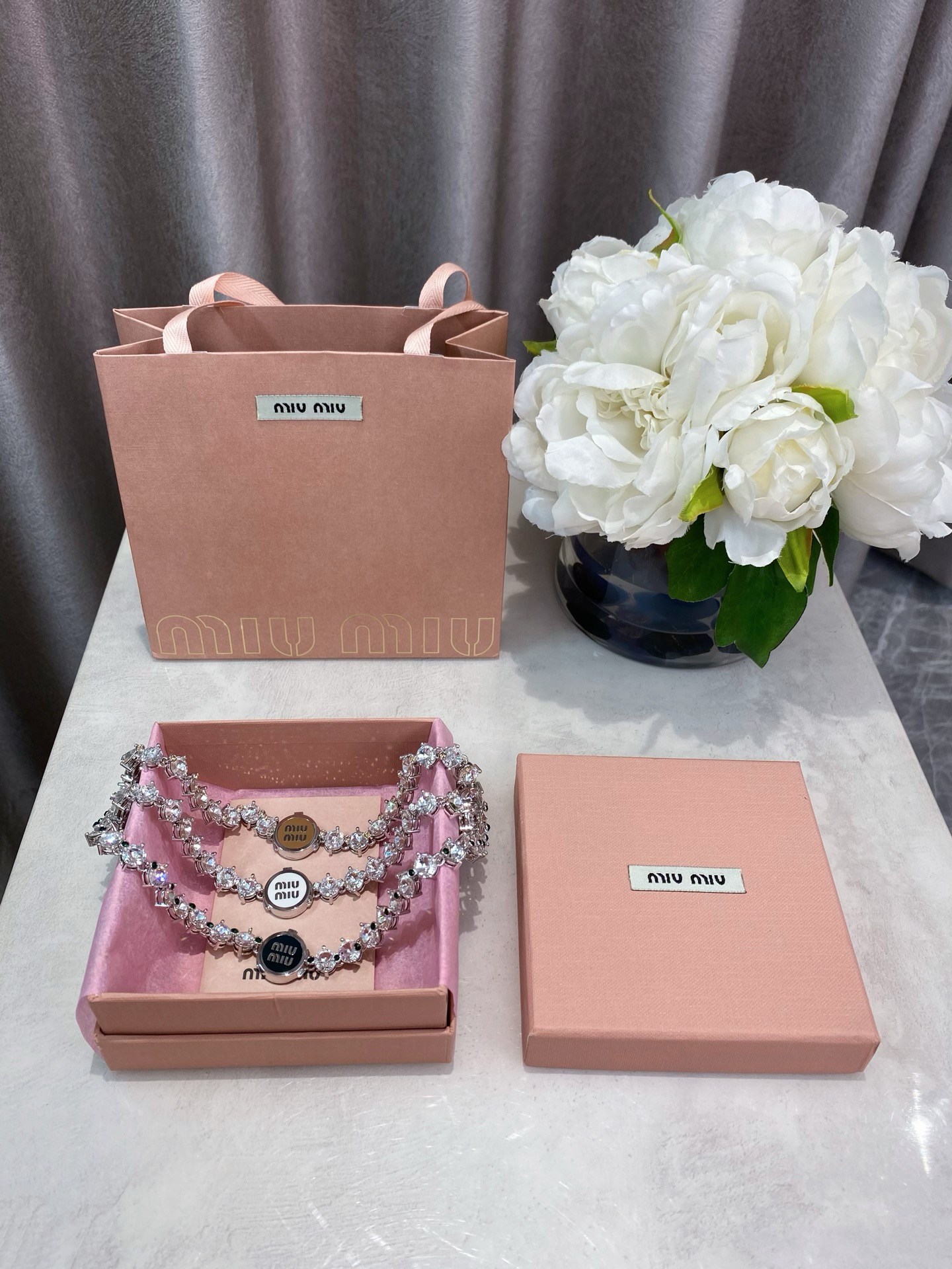 NO:633059,88360,ZP!  Large quantity, please consult customer service. Three colors, M!uM!u enamel letter large diamond necklace] This issue is a huge and expensive choker, look for it, all the Swarovski crystals are eye-catching at first glance, the gorgeous beauty must be in M!u, it is a girl's harvester. I really understand women so well. The enamel M letter round plate, large Swarovski diamond, Blingbling, minimalist design without losing the girlish heart, look for our product!  For us, the craftsmanship of jewelry can now be completely achieved at 99.99. The remaining 0.01 is left to yourself. Don’t be too proud. You can be proud to say that even if others buy ZP, they can’t achieve our craftsmanship 100%. Don’t be afraid to compare!  Because all our masters are goldsmiths, every hardware accessory is polished and polished one by one under a microscope, magnified countless times, and they are completely made in the spirit of making atomic bombs, so the level of perfection can really be said, necklace, Cartier high-end jewelry1986090988360,ZP ！量大咨询客Fu 三个颜色,M!uM!u珐琅字母大钻项链】本期巨巨巨贵的一款choker,认准,上边全部是施华洛的水晶一眼吸睛真心华丽丽的美一定要入M!u简直就是少女收割机 真的太懂女人了珐琅m字母圆牌大颗施华洛钻 Blingbling极简设计感又不失少女心认准我们家出品！饰品类的工艺现在对于我们来说,完完全全能做到99.99,剩下0.01留给自己别太骄傲,可以很自豪的说,别人就算有买ZP,也百分百做不到我们的工艺,不怕去对比！因为我们所有的师傅都是做开金货的师傅,每一个五金配件都是在显微镜下,放大无数倍,一一抛光打磨而成,完完全全就是秉着造原子弹的精神,来做饰品类的货,因此完美程度真心可以说,,necklace,卡迪亚高端饰品,Jewelry