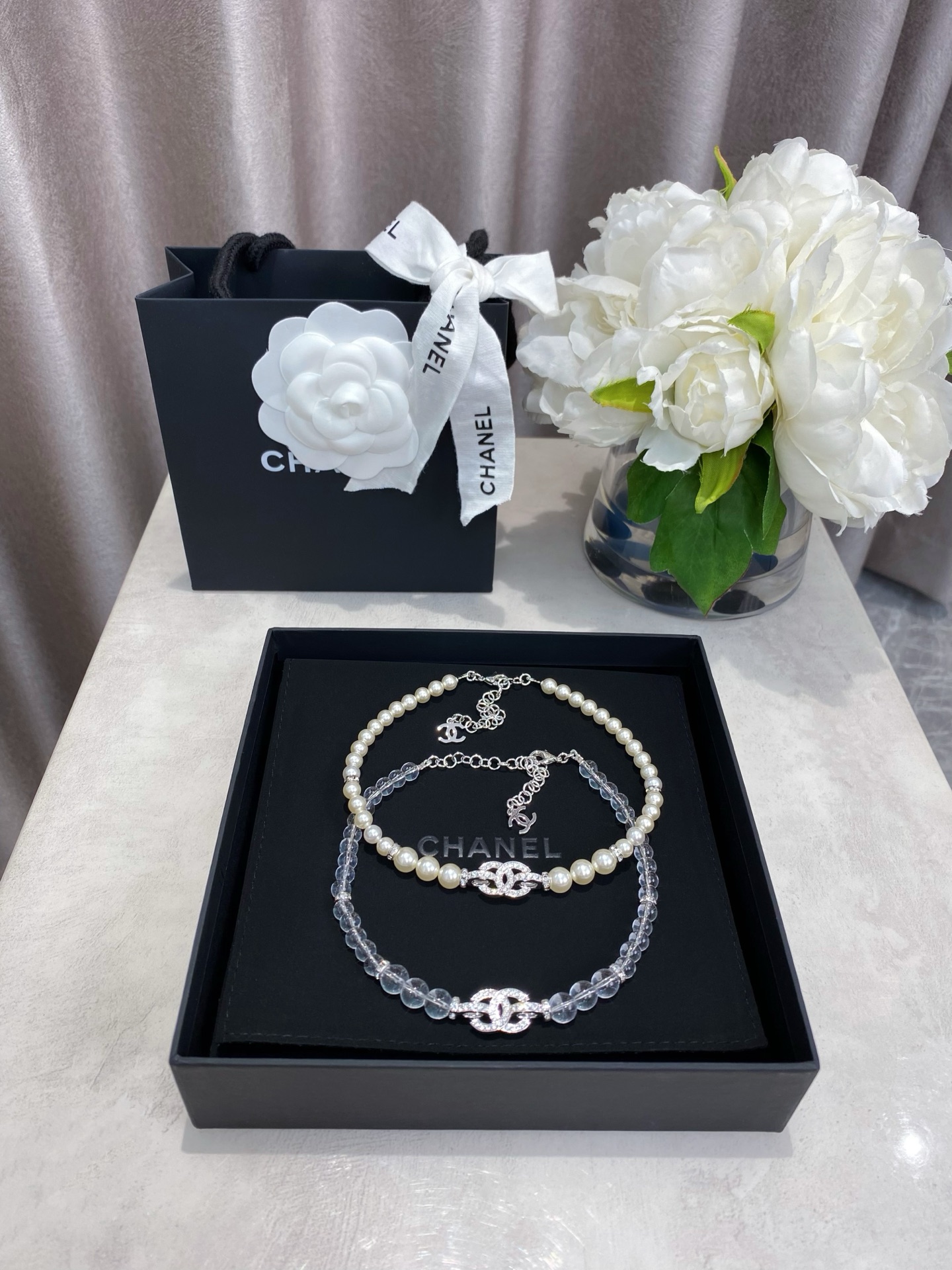 NO:634618,88200 [Fragrance double c pearl/transparent crystal choker/necklace] 25S early spring latest and beautiful series!  Here it comes, a must-have item this season that is so beautiful it makes you cry. The symmetrical rhinestone ring makes the whole look more dazzling and gentle!  The pearls in the pearl necklace have a yellowish tone, which matches the skin tone very well!  Sophisticated and versatile!  A timeless classic, the transparent white crystal beads are clear and cute. They give a cool feeling to a beautiful woman. They have a high-end feel. Pull the extension chain to adjust the length at will. They look great when worn as a choker or necklace.  Come, you deserve it, necklace, Cartier high-end jewelry1986090988200【香 双c珍珠/透明水晶choker/项链】25S早春最新款绝美系列！它来啦本季度必眼冲爆款美到哭泣 对称的水钻衔环,让整体更加璀璨温柔！珍珠项链珍珠是偏黄调的,很衬肤色！精致又百搭！永不过时的经典 透明白水晶珠子,清透又可爱,太有氧气美女的feel啦清冷感,高级感拉延长链随意调节长短,当choker或项链佩戴叠戴一样出彩！来 你值得拥有它,,necklace,卡迪亚高端饰品,Jewelry