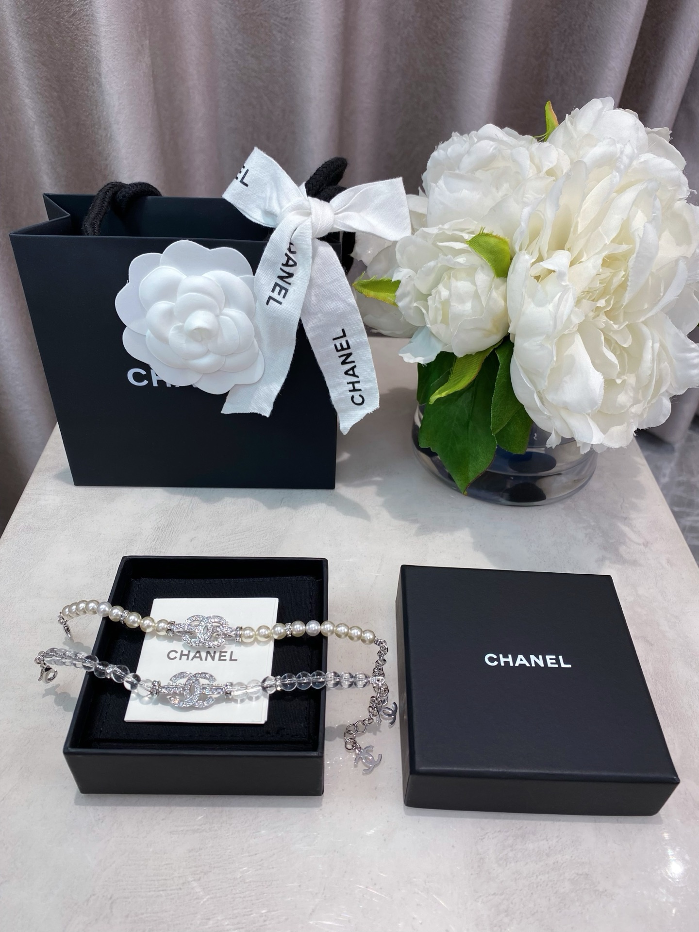 NO:634621,88180,ZP!  [Scent Double C Pearl/Clear Crystal Bracelet] The latest and most beautiful series for 25S early spring!  Here it comes, a must-have item this season that is so beautiful it makes you cry. The symmetrical rhinestone ring makes the whole look more dazzling and gentle!  The pearls in the pearl necklace have a yellowish tone, which matches the skin tone very well!  Sophisticated and versatile!  A timeless classic, the transparent white crystal beads are clear and cute. They have the feeling of a beautiful beauty, with a cool feeling, and a sense of luxury. They look great when worn alone or stacked!  Come, you deserve it, necklace, bracelet, Cartier high-end jewelry1986090988180,ZP ！【香 双c珍珠/透明水晶手链】25S早春最新款绝美系列！它来啦本季度必眼冲爆款美到哭泣 对称的水钻衔环,让整体更加璀璨温柔！珍珠项链珍珠是偏黄调的,很衬肤色！精致又百搭！永不过时的经典 透明白水晶珠子,清透又可爱,太有氧气美女的feel啦清冷感,高级感拉单戴叠戴一样出彩！来 你值得拥有它,,necklace,bracelet,卡迪亚高端饰品,Jewelry