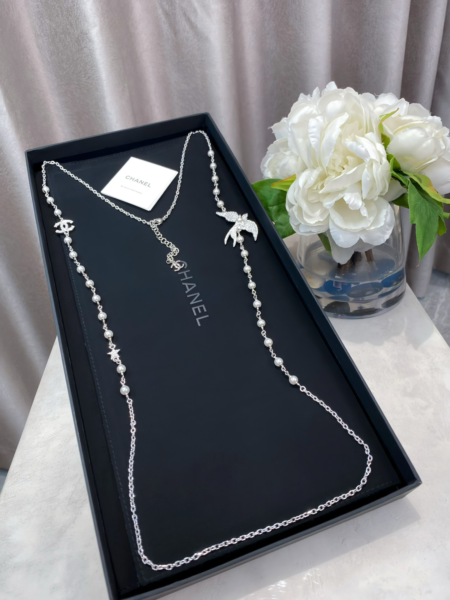 NO:633512,88320 [Produced by us] Large quantity, please consult the customer Fu [Fragrance Full Diamond Flying Bird Double C Pearl Long Chain] 25s series really has a sense of design, very high-end jewelry feel, the details are exquisite, every piece of jewelry has its own style, and it is also a work on the big show. Each one is also very much anticipated, the real thing is very amazing. The natural bird elements are cleverly integrated into the design, and the upper body feels very tasteful and noble!  This season is still mainly silver!  Sisters, close your eyes and rush, Cardia high-end jewelry1986090988320【我们出品】量大咨询客Fu【香 满钻飞鸟双c珍珠长链】25s系列真的好有设计感,很有高级珠宝感细节精致度太绝了每一件饰品都很有自己的风格也都是大秀上的作品、每一个也都是非常期待,实物非常的惊艳将大自然的飞鸟元素巧妙融入设计,搭配上身给人感觉很有品味又贵气！本季依然是以银色为主！姐妹们闭眼冲吧,,卡迪亚高端饰品,Jewelry