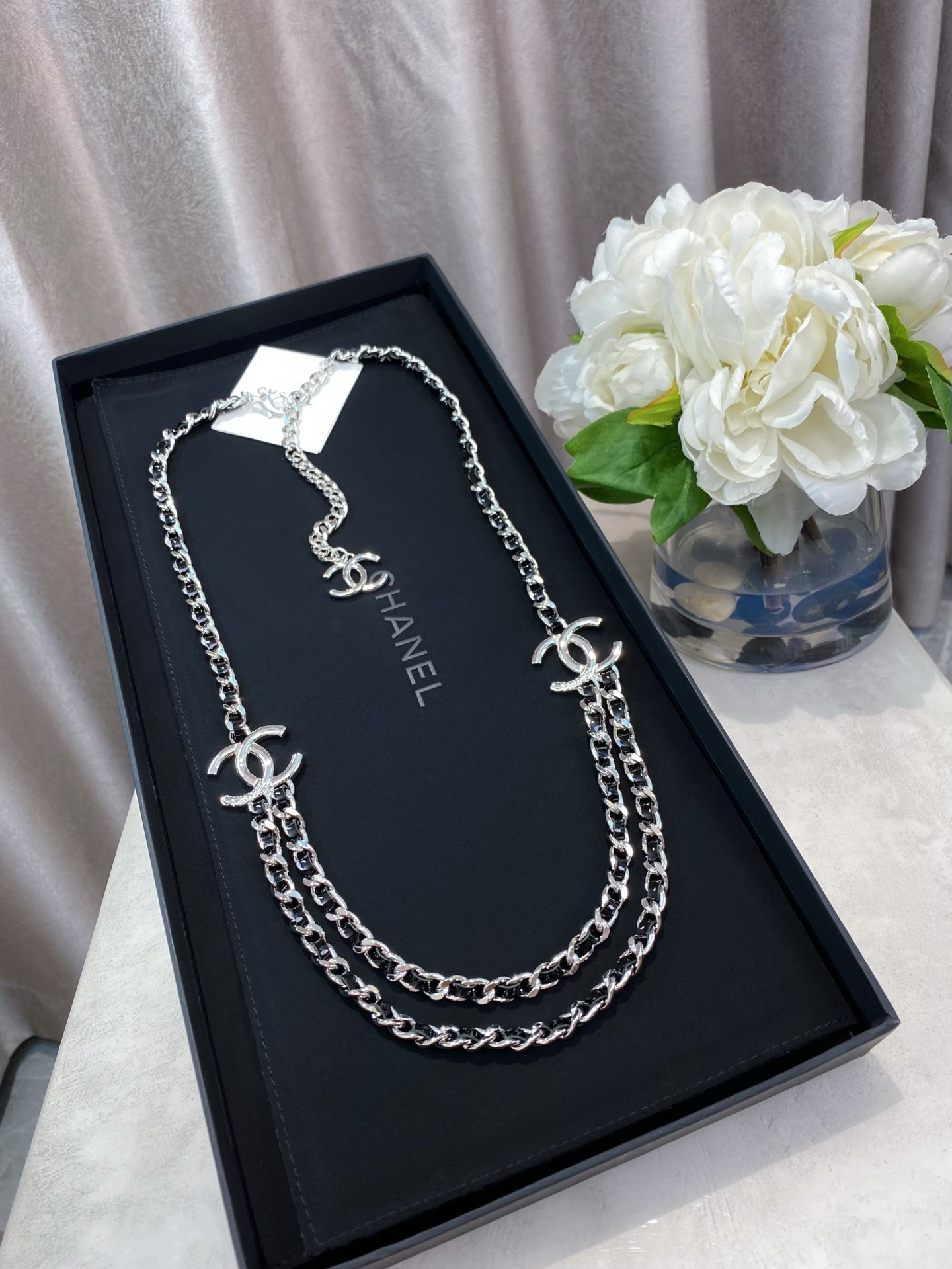 NO:633754,88300【We produce】ZP!  Large quantity, please consult customer service [Fragrant black leather chain/denim chain double waist chain/long chain] 25 spring and summer latest beautiful series!  The old rule is that you can buy it on a first-come, first-served basis. It can be worn as a waist chain, or as a long chain, in light gold with blue denim, or in silver with a great texture, and with glossy black patent leather!  Juejuezi fashionista's two-color harvester is so exquisite. It is hand-made with leather and chain matching design. It is simple but not monotonous, and the hardware craftsmanship is very delicate and textured!  Kutian Kutian is full of foreign style, high-end Cardia jewelry1986090988300【我们出品】ZP ！量大咨询客Fu【香 黑皮穿链/牛仔穿链双层腰链/长链】25春夏最新款绝美系列！老规矩先买先得两种佩戴效果当腰链,还当长链浅金搭配蓝色牛仔,布面纹路质感超赞银色搭配亮面黑色漆皮！绝绝子时尚达人收割机两色闭眼冲上身实在太精美了,纯手工穿皮,链条搭配设计,简单而不单调,且五金工艺做得很细腻很有质感！酷甜酷甜的洋气十足,,卡迪亚高端饰品,Jewelry