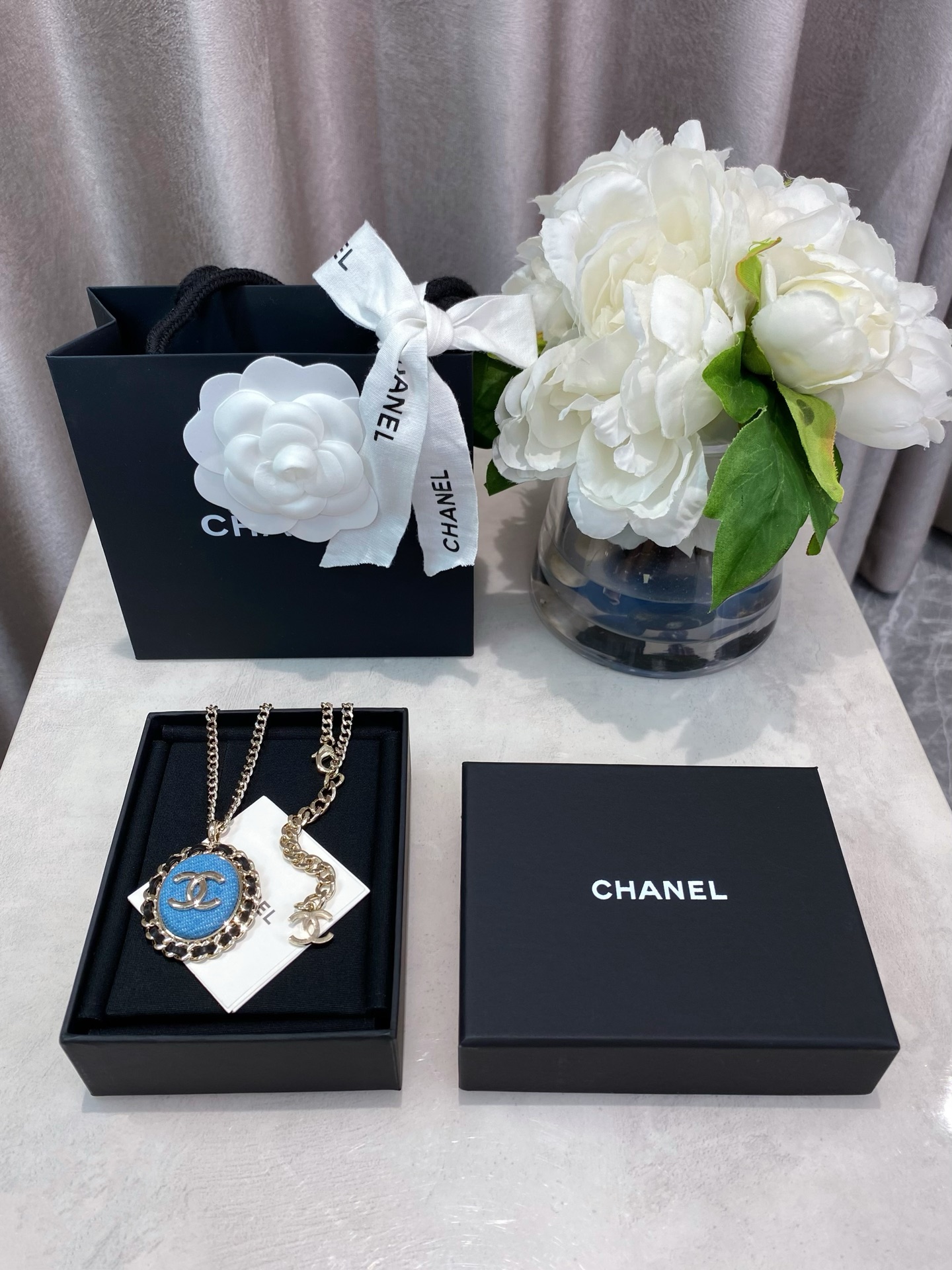 NO:633765,88220,ZP!  [Fragrant Leather Denim Round Double C Necklace] Length adjustment 25 spring and summer latest beautiful series!  The old rule is first come first served, light gold with blue denim, the texture of the cloth is great, the upper body of the fashionista harvester is so exquisite, the leather is hand-made, the chain is matched with the design, and the hardware craftsmanship is very delicate and textured!  Kutian Kutian is full of style, necklace, Cardia high-end jewelry1986090988220,ZP ！【香 皮穿牛仔圆形双c项链】长度调节25春夏最新款绝美系列！老规矩先买先得浅金搭配蓝色牛仔,布面纹路质感超赞时尚达人收割机上身实在太精美了,纯手工穿皮,链条搭配设计,且五金工艺做得很细腻很有质感！酷甜酷甜的洋气十足,,necklace,卡迪亚高端饰品,Jewelry