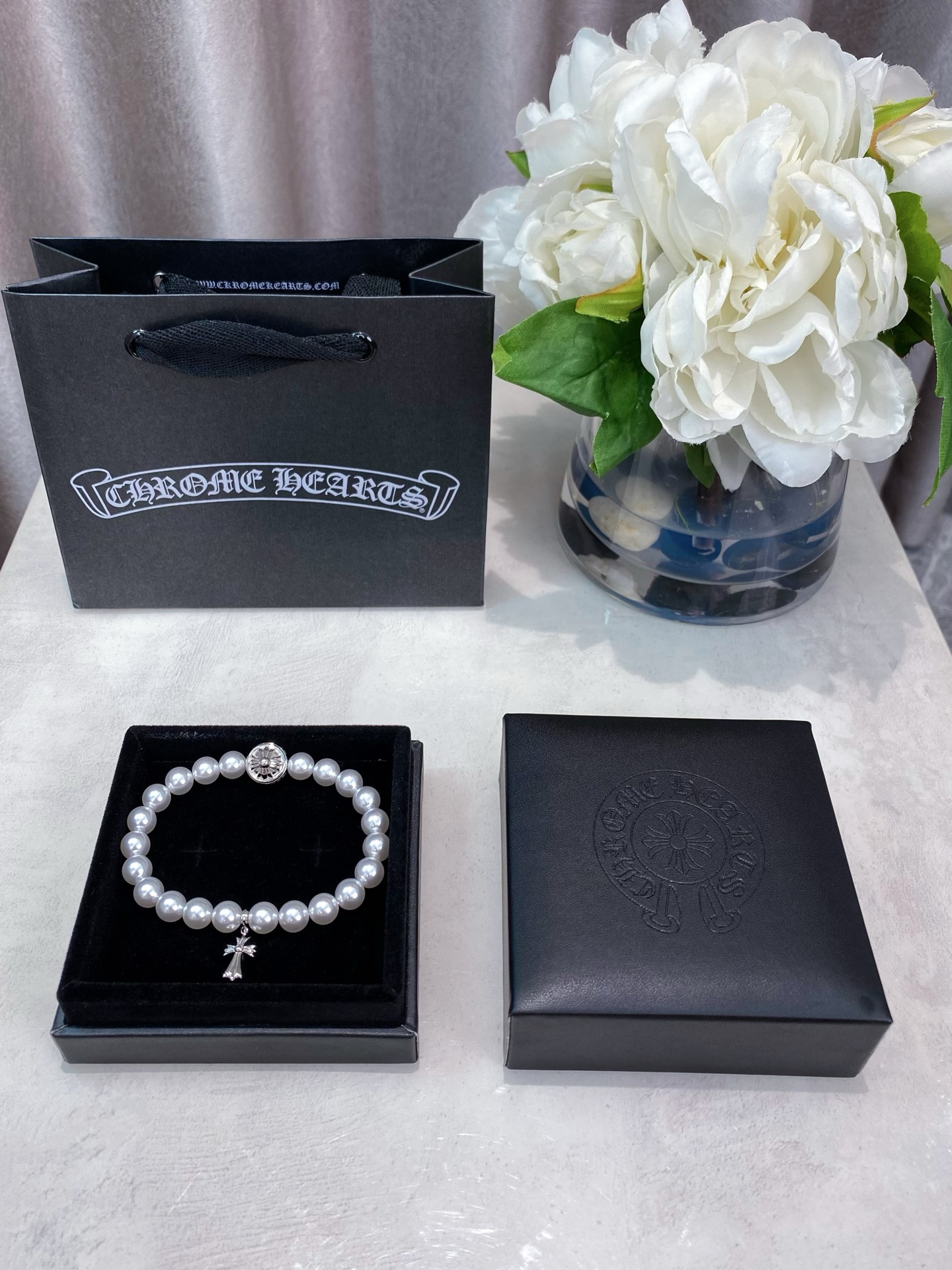 NO:633417,88280, the same style as Tan Jianci!  Large quantity, please contact customer service [gram joint pearl cross bracelet] Gram × M!K!M0T0 ​​joint series is so popular that it is so beautiful!  Break the tradition and add pearl elements!  There are various low-end models on the market with wrong size proportions and wrong thicknesses. Especially those with a complete range of styles, you will find that there is no matching version at all!  Take a look at the angular and curved ZP k real gold 10W produced by our family. It is a finely crafted version made of pure silver and gold-plated material!  Close eyes flush,,bracelet,pure silver,gold plating,Cardia high-end jewelry1986090988280,檀健次同款！量大咨询客Fu【克 联名珍珠十字架手链】 克×M!K!M0T0联名系列巨巨巨火爆吹爆它太好看啦！打破传统,加上珍珠元素绝绝子！市面各种low版,尺寸比例不对,厚度也不对,特别是那种克家款式全部齐全的,你才会发现根本没有一款对版的！看看我家出品的棱角弧度ZP k真金 10W,我们家出品,精工版通体纯银镀金材质！闭眼冲,,bracelet,pure silver,gold plating,卡迪亚高端饰品,Jewelry