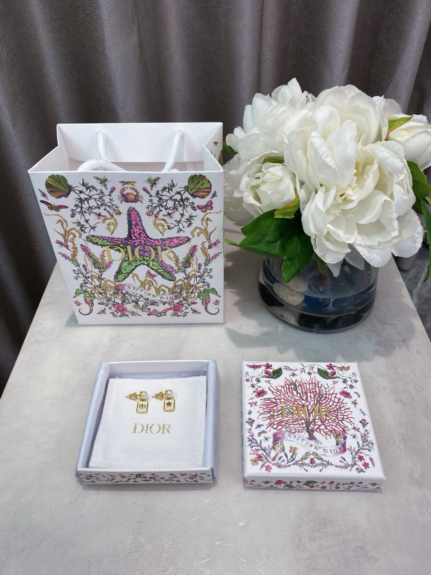 NO:633507,88160,ZP!  D!or Xiaobai Fang Brand Earrings】Come on!  The latest spring and summer series of 25 are available on a first-come-first-serve basis. I am really obsessed with this season. My wife is so beautiful. I must buy this series. It is now available for the first time on the Internet. At first glance, I feel that it is a hit!  Specific oil drops + pearls!  The super sweet pink color is full of youthful vitality!  Very delicate and compact!  Recommended treasures must buy the same bracelet for your own use, which is being developed simultaneously!  Close your eyes and rush [wit][wit],,bracelet,Cardia high-end jewelry1986090988160,ZP ！D!or小白方牌耳钉】来吧！现货先到先得送包装25春夏最新系列我真的沦陷在这个季度里了～太太太美了一定要买系列全网首发现货第一眼看上去的感觉就是它是个爆款！特定的滴油+珍珠！超甜美粉嫩靓丽的色泽充满青春活力的的气息！非常精致小巧！推荐宝们必入自留同款手链同步开发中！闭眼冲[机智][机智],,bracelet,卡迪亚高端饰品,Jewelry