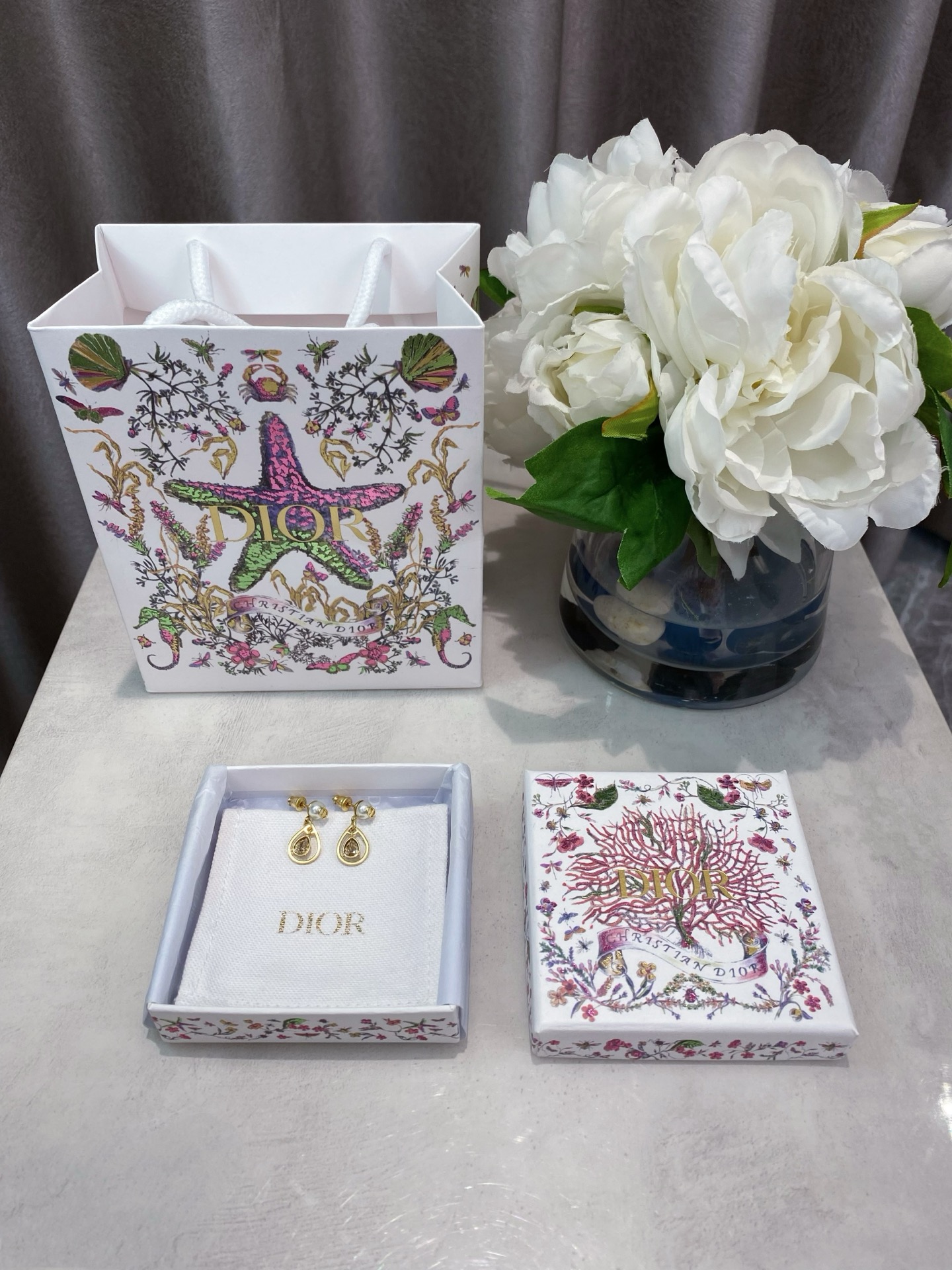 NO:633510,88180,ZP!  [D!or Pearl Drop Earrings] I am really obsessed with the latest spring and summer 25 series~ It’s so beautiful. I must buy the series, which will be exclusively launched on the entire network. OMG OMG OMG, it’s so beautiful!  A must-have for any pretty little fairy!  The hollow design has a strong sense of detail. It is a piece of jewelry that is more like a work of art. It is really beautiful and full of fairy spirit. I like it so much. It is the finishing touch of the shape. Don’t say anything, keep it for yourself. earrings, Cardia high-end jewelry1986090988180,ZP ！【D!or珍珠水滴耳环】25春夏最新系列我真的沦陷在这个季度里了～太太太美了一定要买系列全网独家首发OMG OMG OMG太美了吧！戴上美的不像话小仙女必备！镂空设计,细节感很强,是一件饰品更像是一件艺术品上身真的巨美仙气十足,超喜欢绝对是造型的点睛之笔什么也别说,先自留啦,,earrings,卡迪亚高端饰品,Jewelry