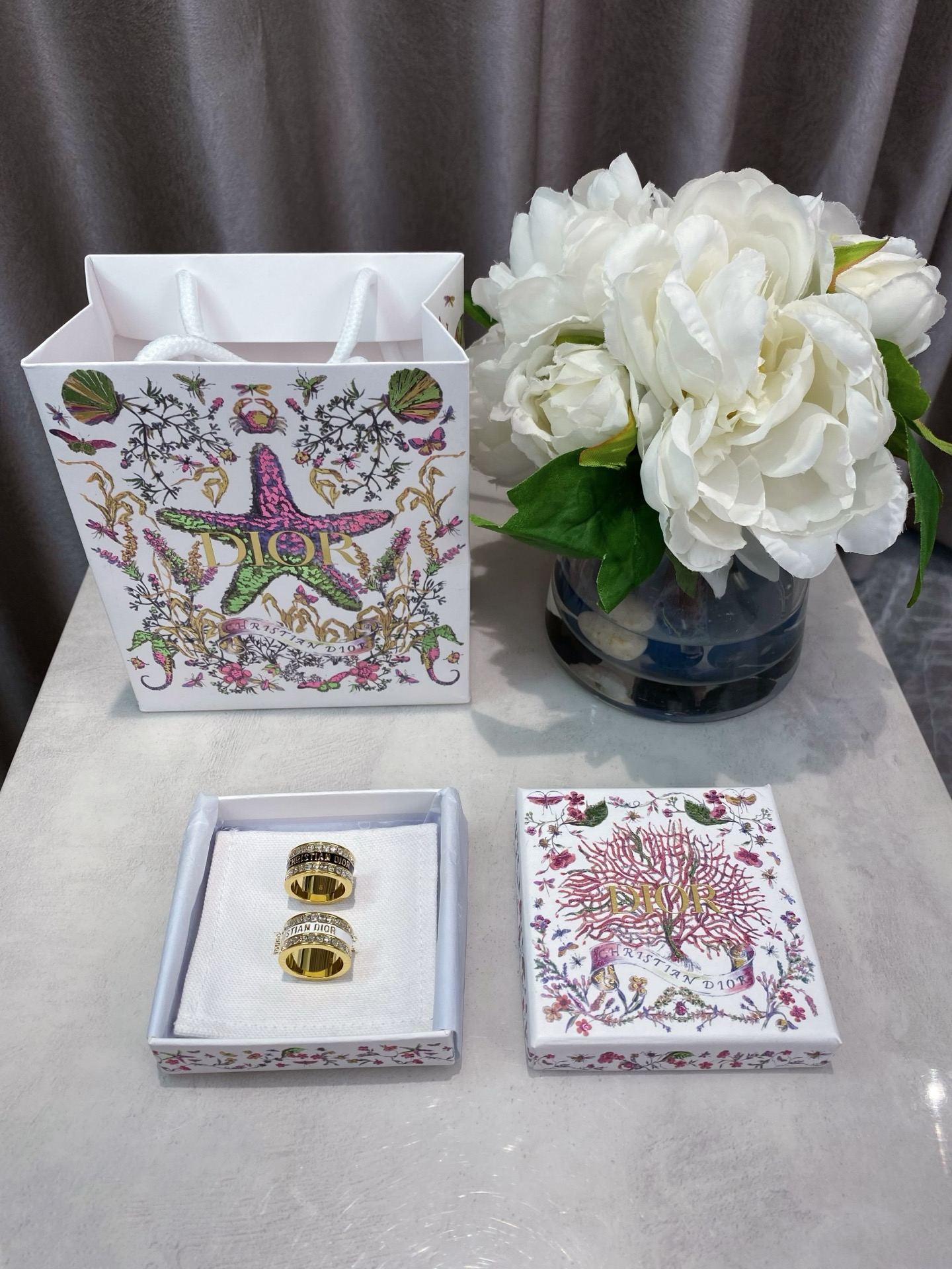 NO:633552,88180 hot model series ZP!  For large quantities, please consult customer service. Black and white!  [D!or enamel letter square diamond ring] divided into SML, corresponding to three sizes of 16/17/18mm. This design is invincible with black and white enamel letters + rows of diamond embellishments. It is a collection of classics, fashion and innovation. It must be made with perfect and delicate workmanship and touching details. All the masters who make gold products hold the spirit of making atomic bombs. Under the microscope,  Meticulously hand-carved with hanging needles, it can be said that the spirit of craftsmanship is fully reflected. The old rules only serve the babies who know the goods. If you want a cheaper and low-end version, go to other stores [witty][witty][witty],, ring, Cardia high-end jewelry1986090988180大爆款系列ZP ！量大咨询客Fu 黑,白！【D!or 珐琅字母方钻戒指】分SML,对应16/17/18mm三个码数这个设计无敌了黑白珐琅字母+排钻点缀,集合经典,时尚,创新于一身的集合体,必须入做工完美细腻,细节动人,全部做开金货的老师傅秉着一股造原子弹的精神,在显微镜下 一丝不苟的用吊针纯手工雕刻,可以说,匠工精神体现得淋漓尽致,老规矩,只服务懂货的宝宝们,要便宜low版移步其他家[机智][机智][机智],,ring,卡迪亚高端饰品,Jewelry