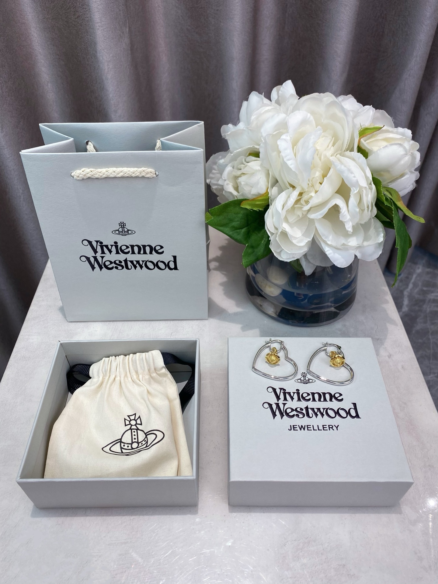 NO:633774,88180 [Produced by us] Baby, what is Happy Planet? Come on, this is Happy Planet [Vivienne Westwood] I love it so much!  Contrast color design, color separation electroplating, super heavy industry, highly recommended, close your eyes and get it right!  The pure crown ball is a classic symbol, and the shining rings of Saturn outline the future as the waves flow, opening up a new encounter with the future!  I love the three-dimensional Saturn so much. Once you get it, you can completely feel its texture, feel, and gloss. It's super nice and exquisite!  It adds a lot of cool and fashionable pretty looks, making the punk look a little girly at the same time, bringing with it a group of fashion fans!  It’s really beautiful, can be salty or sweet, pure or delicious!  Fall in love at first sight, definitely the leader in the 'practical + high-end' world, absolute yyds, absolute treasure, timeless Saturn, Cardia high-end jewelry1986090988180【我们出品】宝宝,什么是快乐星球,来,这就是快乐星球【Vivienne Westwood】太爱啦！撞色设计,分色电镀超级重工重磅推荐闭眼入准没错！纯粹王冠球是经典的象征,闪耀土星环勾勒未来波光流转间,开启一场与未来的崭新际遇！立体土星太爱啦拿到手完完全全可以感受到它的质感,手感,光泽感超nice超级精致！增添不少冷艳时髦的俏丽模样,使得朋克同时又有点小少女,自带一群时尚粉！真的敲好看,可盐可甜,可纯可欲！一眼便钟情,绝对是“实用+高级”界的杠把子,绝对的yyds,绝对的宝藏永不过时的土星,,卡迪亚高端饰品,Jewelry