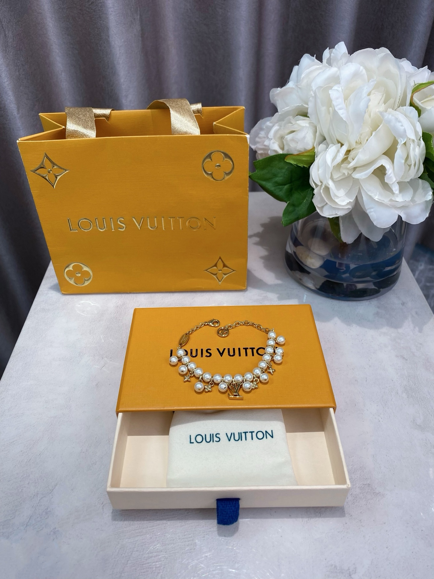 NO:633751,88220 [Produced by us] Large quantity, please consult customer Fu [L Green Flower Pearl Bracelet] A very exquisite and well-designed series, I love the classic Monogr@m Flower element. Each small flower is carefully crafted by our master jewelry craftsmen under a microscope, magnified hundreds of times!  The three-dimensional curvature is all right!  Very delicate and perfect!  The wife is too high-end, it is definitely the finishing touch of daily matching, simple and high-end!  Classic and attractive!  Highly recommend everyone to keep for themselves, bracelet, Cartier high-end jewelry1986090988220【我们出品】量大咨询客Fu【L绿 花卉珍珠手链】非常精致很有设计感的系列,太爱啦经典的Monogr@m Flower元素每一朵小花都是我们家珠宝类工艺老师傅在显微镜下放大数百倍精雕细琢而出！立体感弧度都拿捏到位！非常细腻完美！太太太高级了绝对是日常搭配的点睛之笔,简约高级！经典耐看！非常推荐大家自留,,bracelet,卡迪亚高端饰品,Jewelry